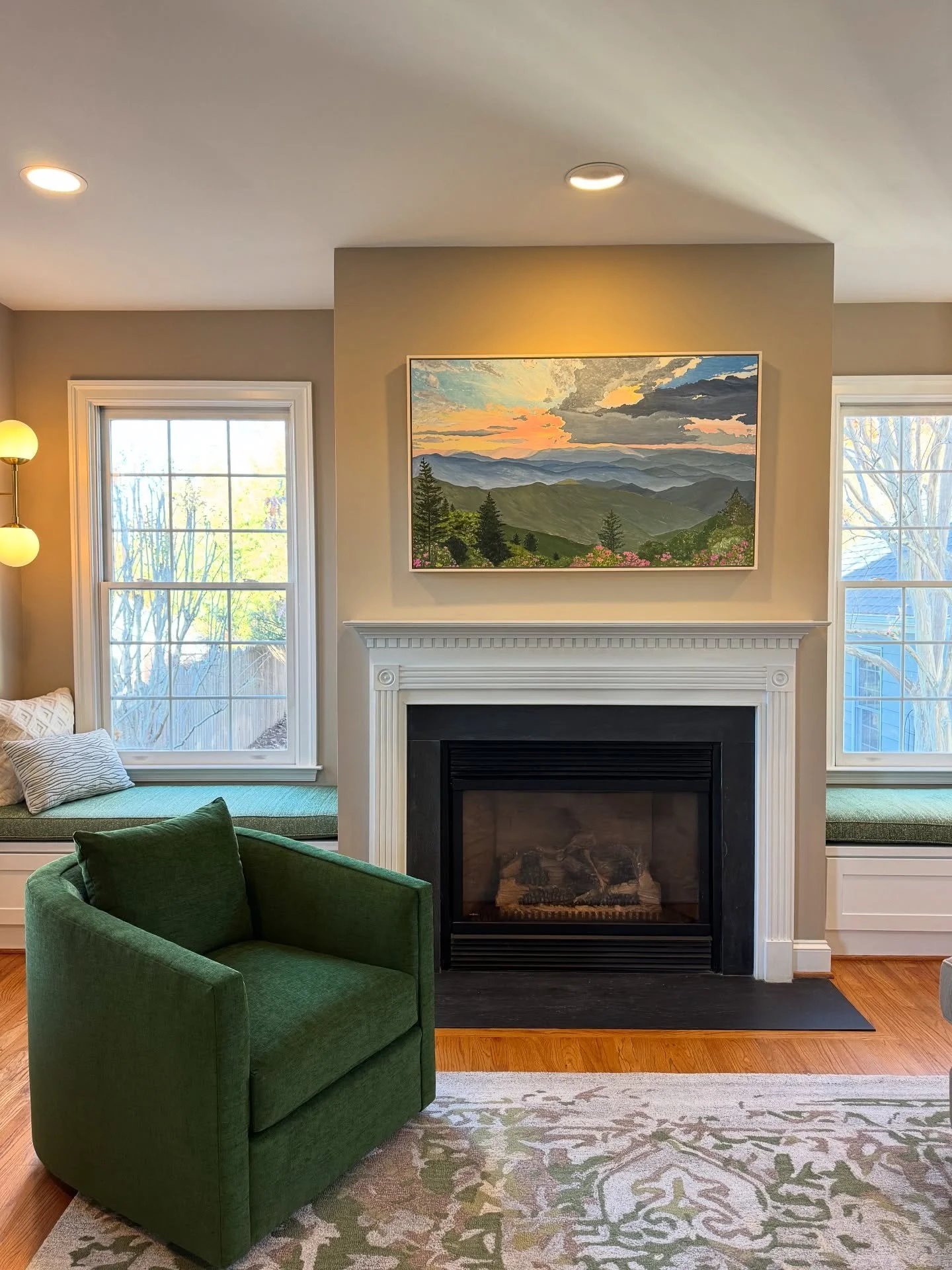 While one of the most gratifying parts of a commission is seeing it hung in its final place, the process is just as much fun! When @annehaasdesign reached out to the gallery about commissioning a work for her client, we knew immediately that @taraand