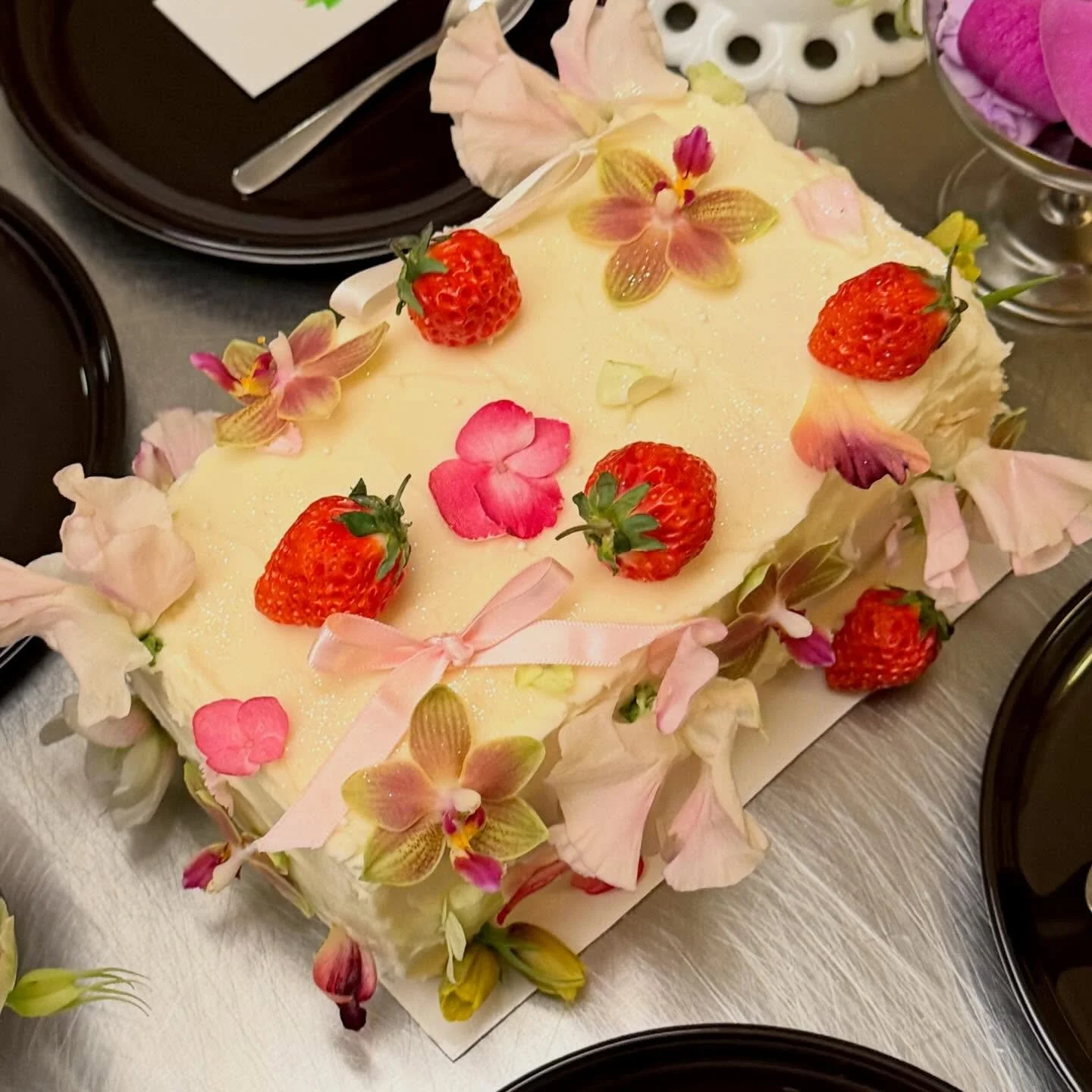 matcha chiffon cake, strawberry coconut soak, strawberry layer, vanilla bean buttercream 
florals by the lovely @hyangki.florals 🌷