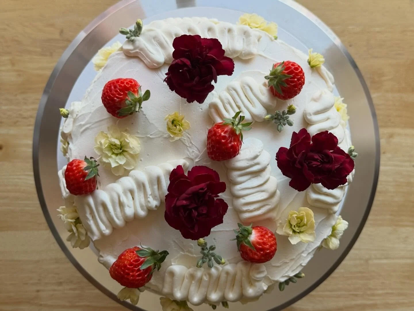cute whimsical cake for taylor <3

chocolate cake, fresh strawberry layer, &amp; strawberry vanilla buttercream

#chocolatecake #strawberry
