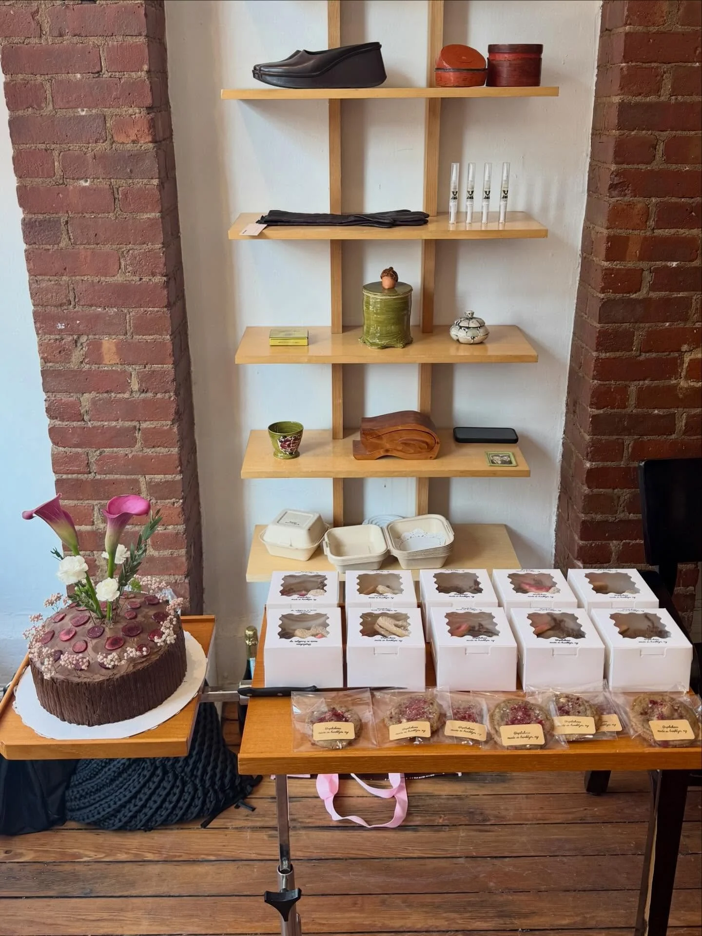 apbakesss valentine&rsquo;s day pop up @guesthousenewyork 💌 
love you alllll <333