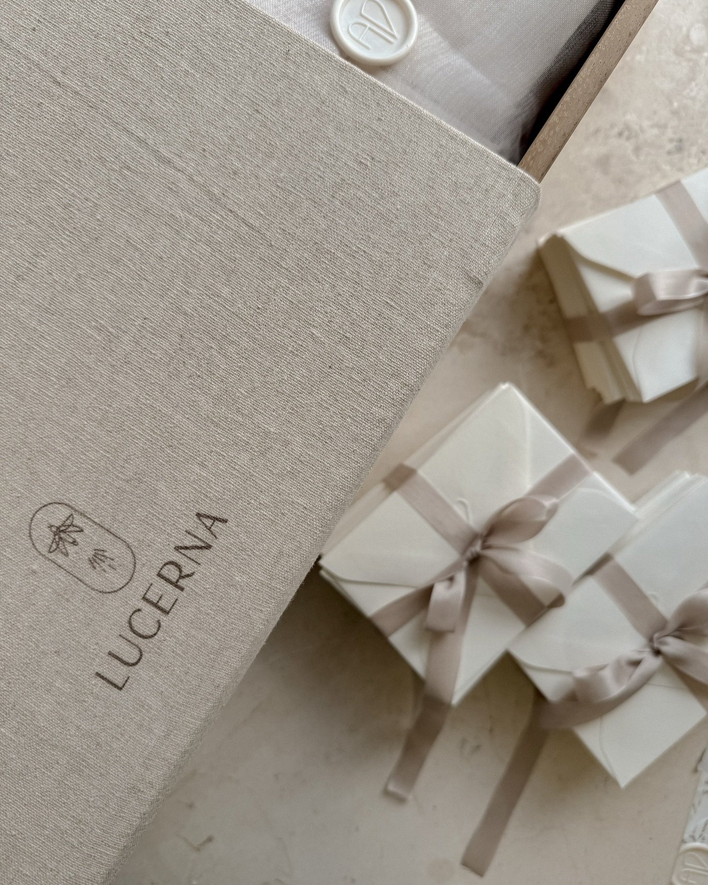 Your love should be written down with the grace and complicity that your wedding day deserves.