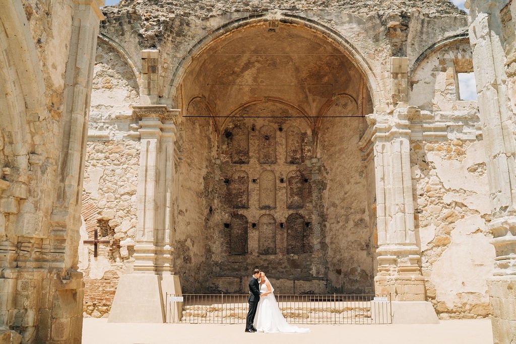 tuscan-wedding-at-serra-plaza-photographed-by-the-villar-photo-co, wedding-planning-by-bring-the-bubbly-events, florals-by-beautiful-savage-flowers, photos-at-mission-san-juan-capistrano