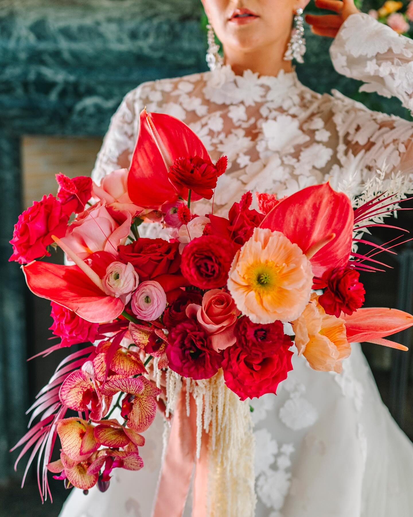 This just needed a spot on our feed because of how beautiful it was. That&rsquo;s all! Happy Friday! 

Florals: @darling_blooms