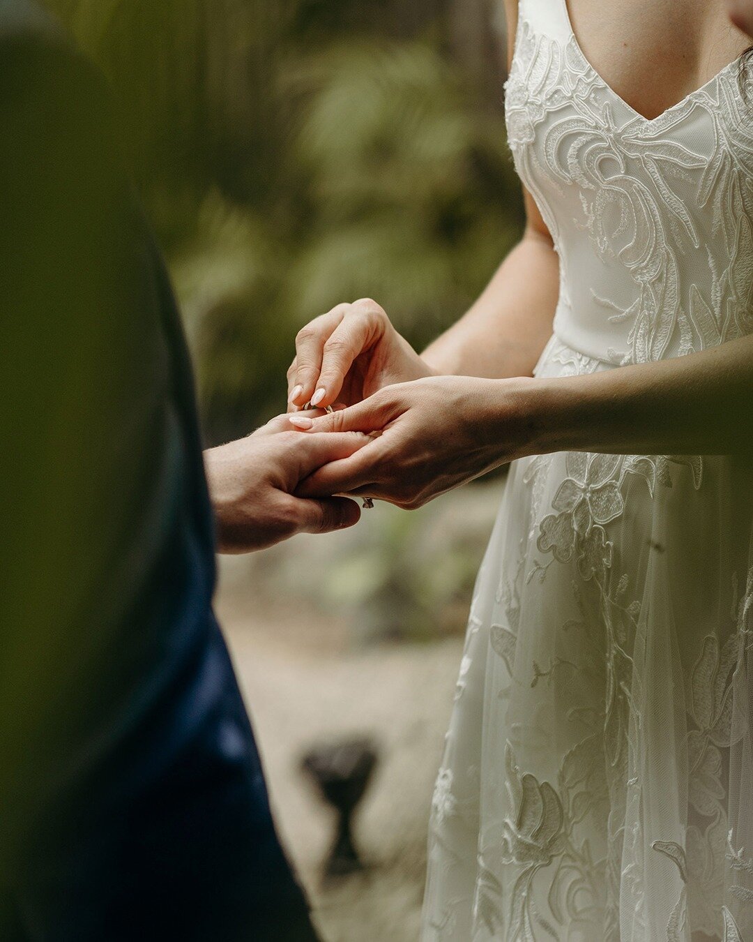 Are you still waiting for the ring? Tag someone to drop a hint😘✨💍

And may this 2023 finally come true! 👰
&bull;
&bull;
&bull;
&iquest;Sigues esperando que te den el anillo? Etiqueta a alguien para dejar una pista 😘✨💍

Y que este 2023 al fin se 