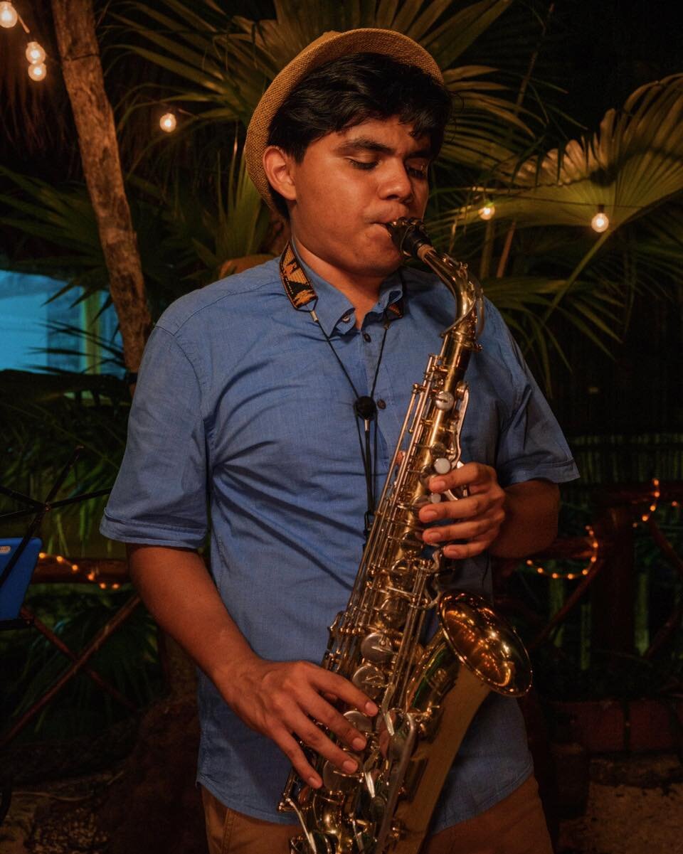 Have you met Mario? He&rsquo;s a fantastic saxophonist! ✨
Come for dinner and enjoy the live music 🎵 

#mexicancaribbean #cozumelmexico #catchoftheday #cozumel #cozumelisland #seafoodrestaurant #lobsterlover #islacozumel #lobstertails