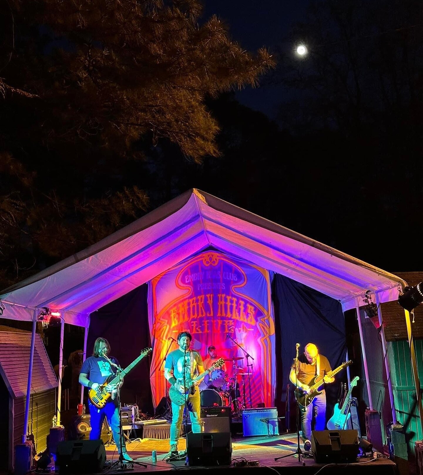 Thanks to everyone who came out to Embry Hills Live on Saturday.  We had a blast jamming with our neighborhood friends!  Even the full moon wanted to rock with us!

#massiverockcovers #andreandthegiants