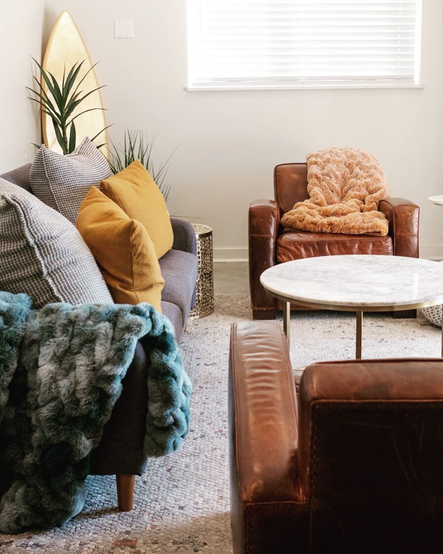 On this crisp California day, we are relying on our beautiful faux fur throws from @anthropologie to keep us warm and cozy! What&rsquo;s your favorite throw? 
#decorative 
#decor 
#bayareainteriordesigner 
#sfrealestate
#blackdesigners 
#newconstruct