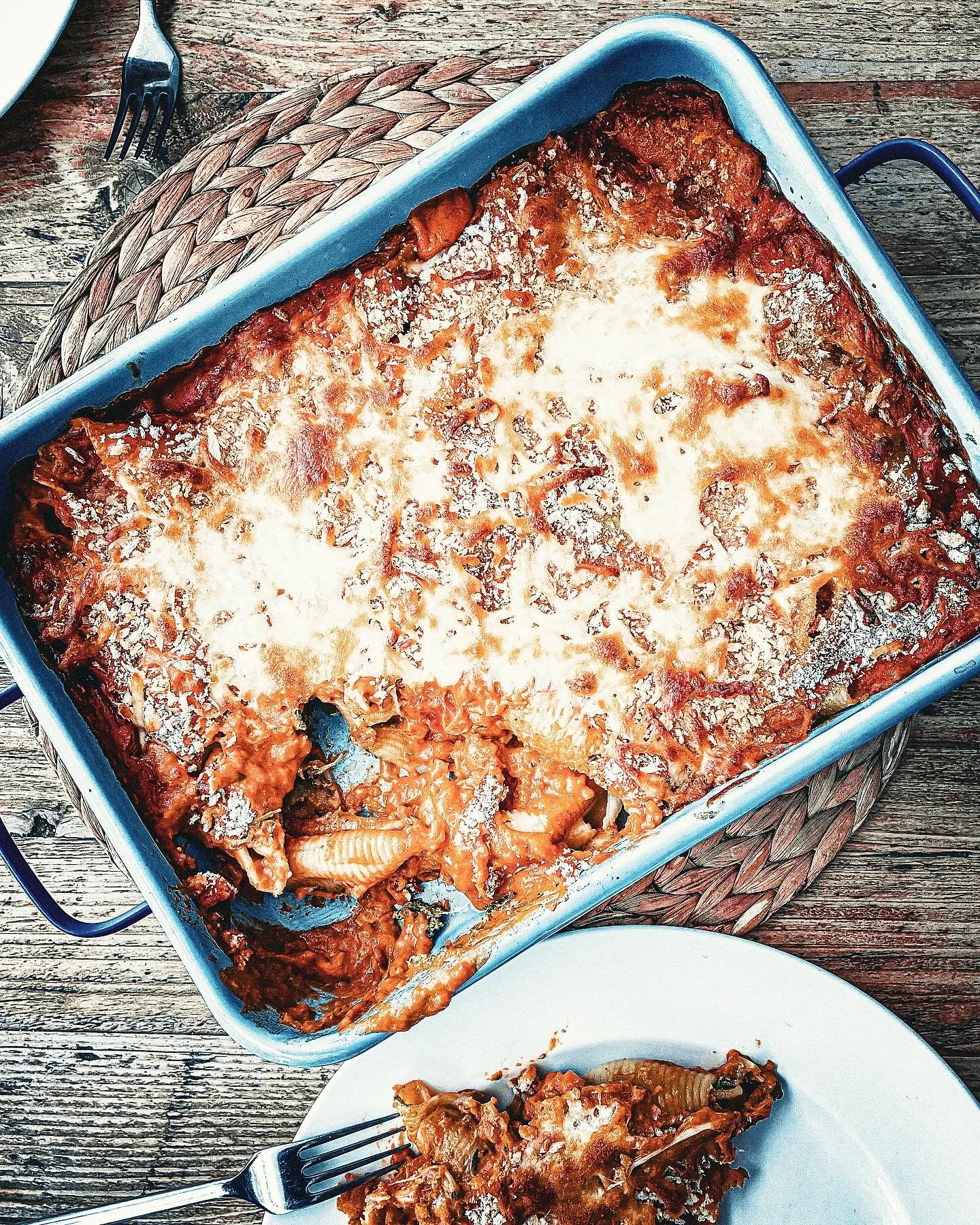 A Sunday lunchtime vat of bubbling pasta: big old shells stuffed with ricotta-pesto-spinach-nutmeg, baked in a tomato-garlic-creamy sauce. With breadcrumbs and mozzarella. 

Well done to the store-cupboard&hellip;

#sundaylunch #easypasta #homecook #