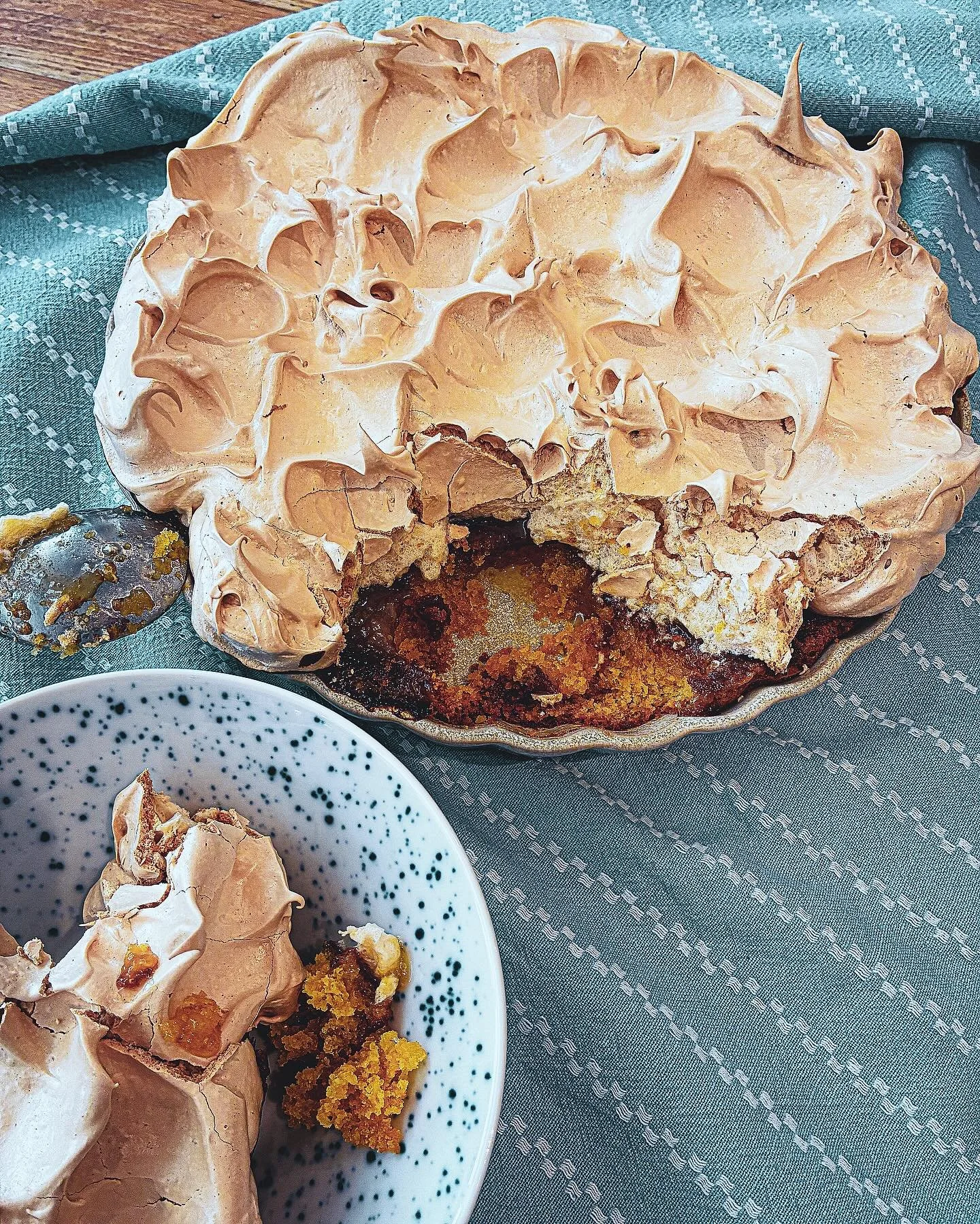 Lemon drizzle meringue cake. 

Happy Mother&rsquo;s Day to me. And all the others. 🌷

From @period_living 

#sundaypudding #surreyfood #lemondrizzle #meringue #pirbright
