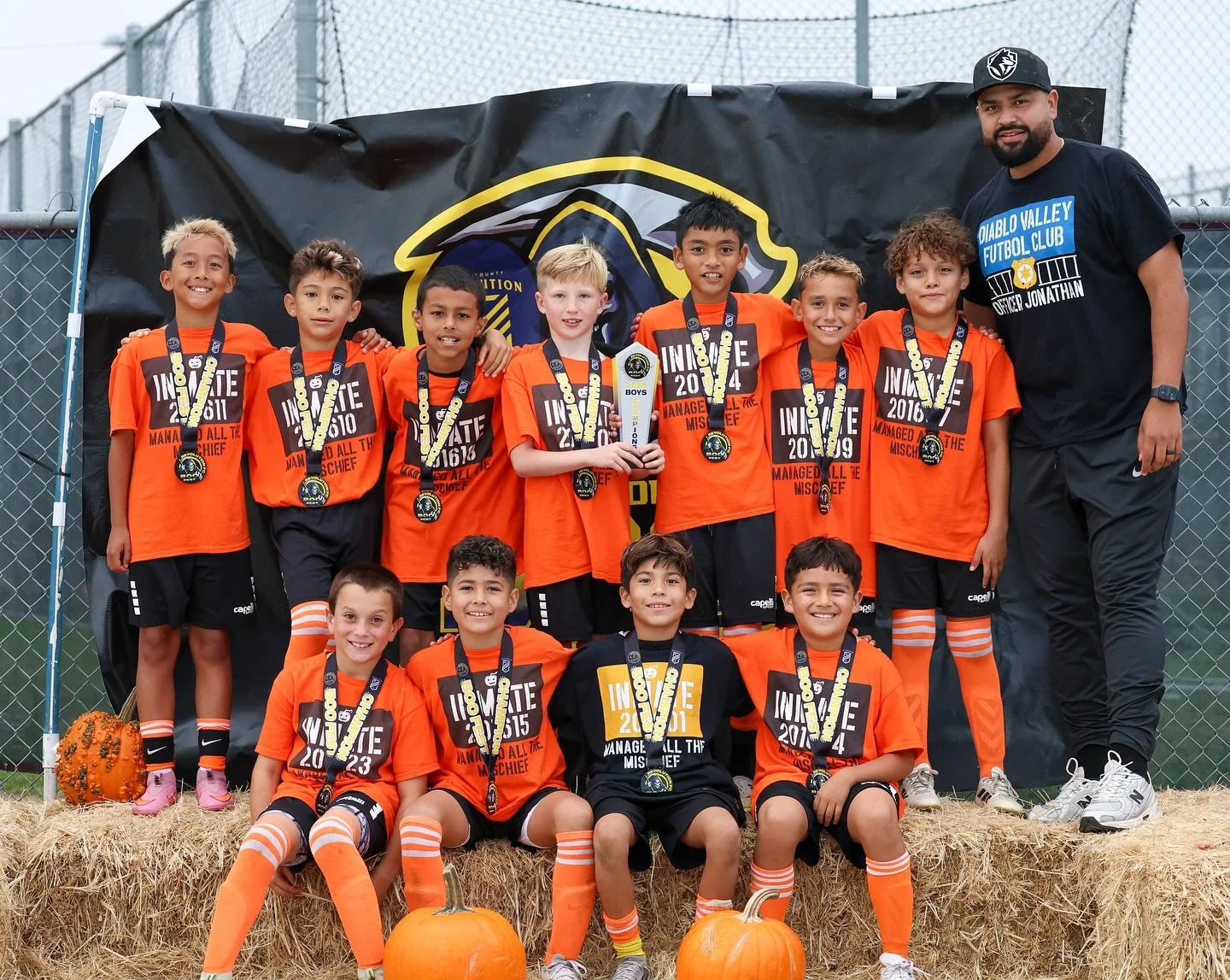 Congratulations to Coach Jonathan and his DVFC 2016B team for a 4-0 shutout and for taking home the championship at the Revolution FC Boofest! Great work, Wolves!

Photos by @___jessicajoy