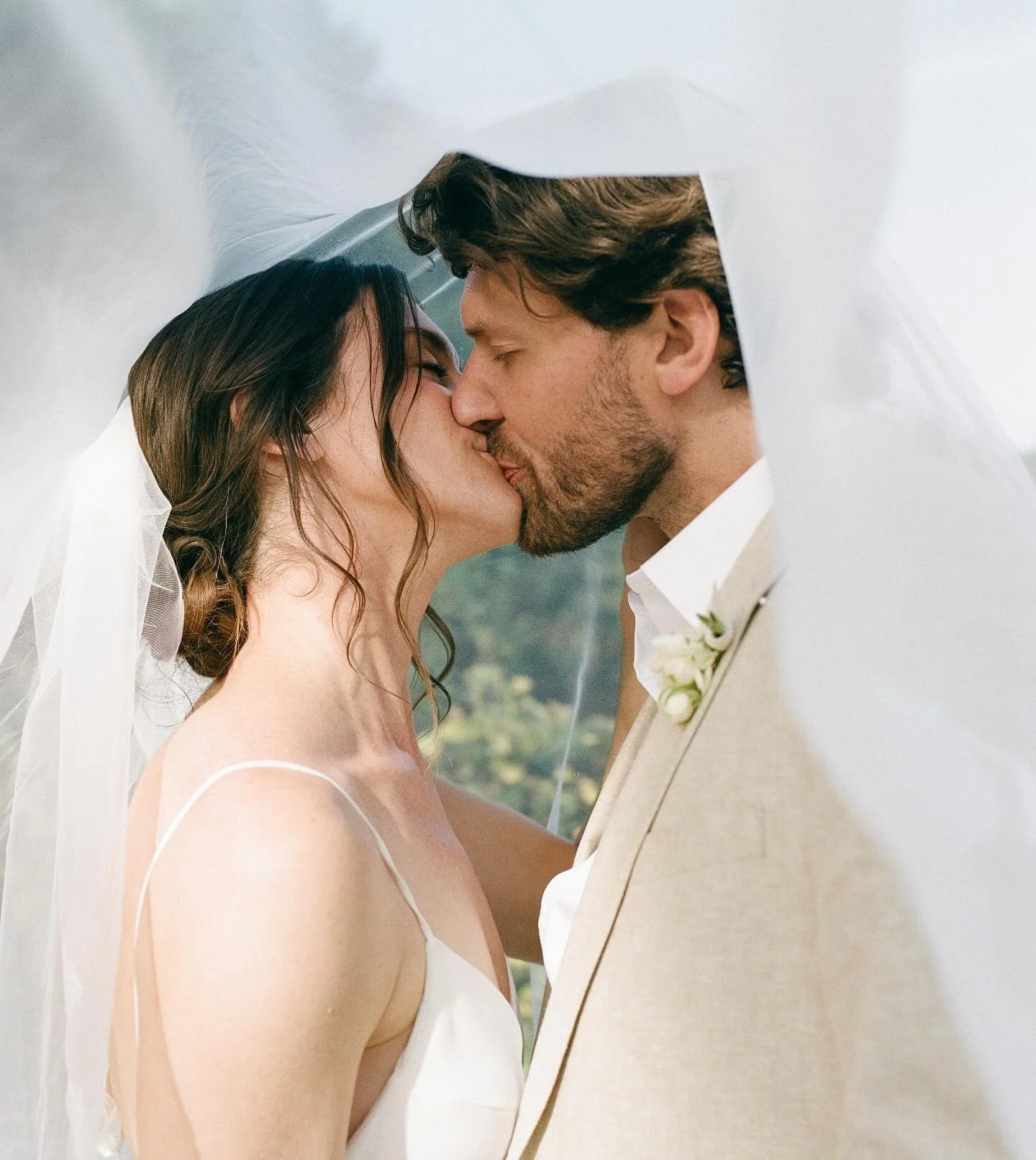 We will forever and always get the veil shots.

#pentax645 #mediumformat #kodakportra400 #portra400 #indiefilmlab #weddingfilmphotographer #longlivefilm #120film