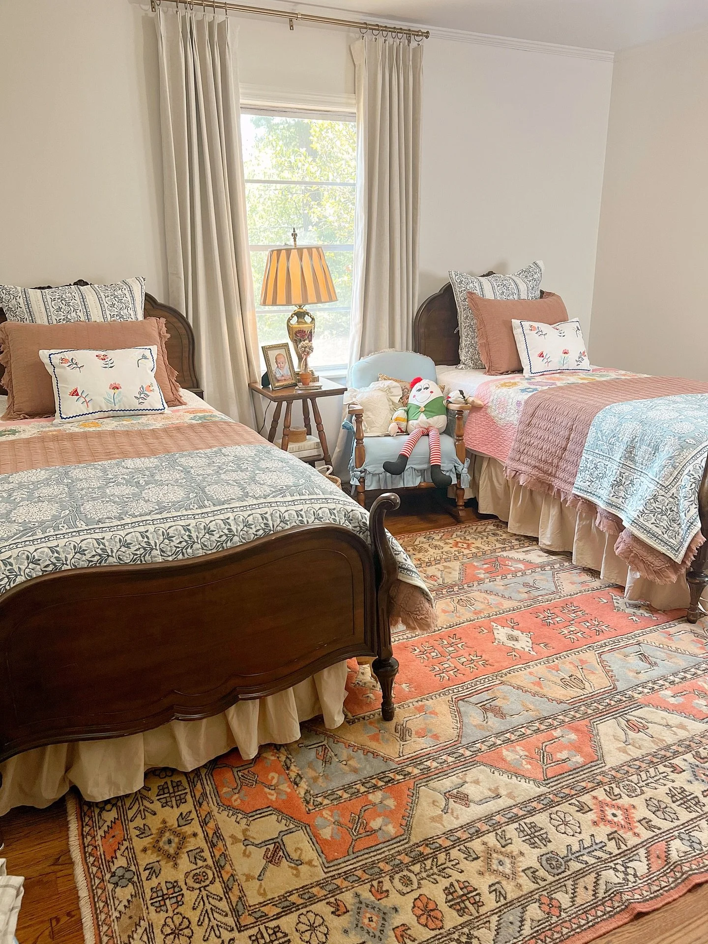 ✨ Sentimental Sunday ✨
These antique twin beds in the kids’ room always make me think of my own childhood. I slept in one of them for the first 7 years of my life. But, in particular, they always make me think of one special Halloween.
On Oct