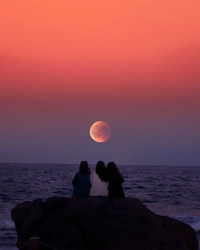 FULL MOON MOMENT