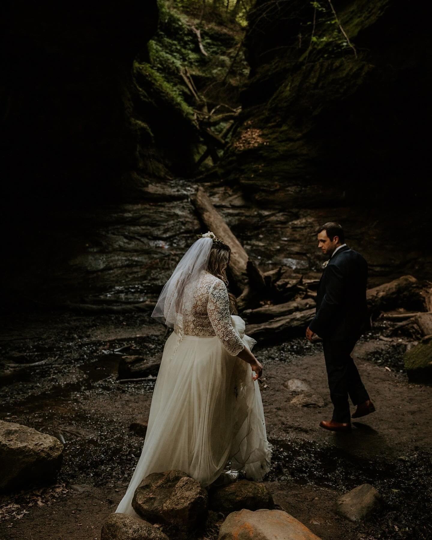 These views never cease to amaze me. We had the most perfect day for Sarah + Daniel&rsquo;s elopement at Turkey Run State Park 🌲
.
.
.
.
#indianapoliselopementphotographer #indianaelopementphotographer #indyelopementphotographer #turkeyrun #turkeyru