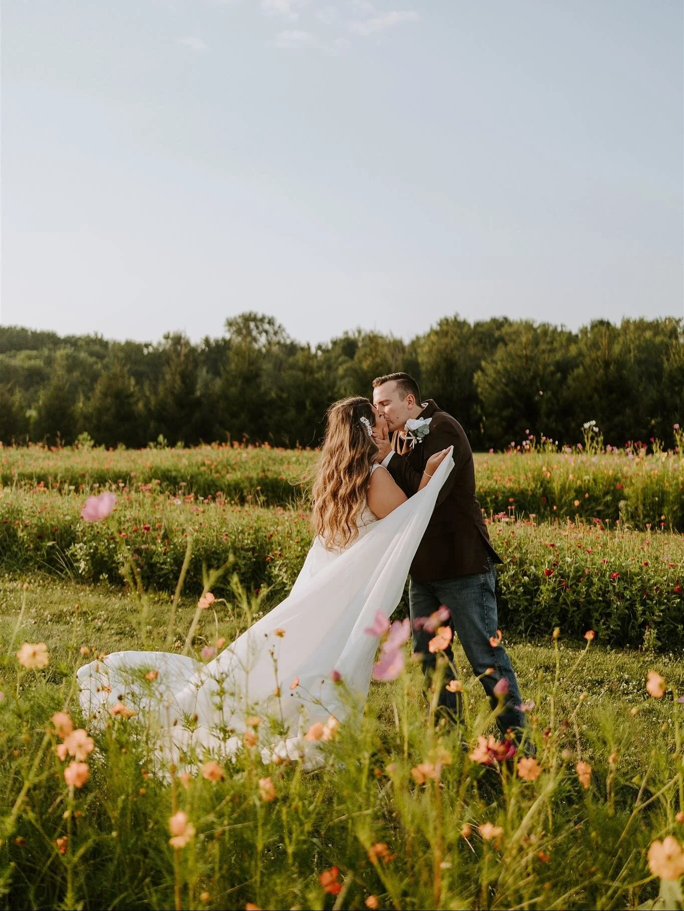 Ash and Oak Weddings in Avon was such a gorgeous backdrop for Julia and Jacob&rsquo;s intimate wedding ceremony last month 🌼

#indianapolisweddingphotographer #indyweddingphotographer #indianaweddingphotographer #muncieweddingphotographer #indianapo