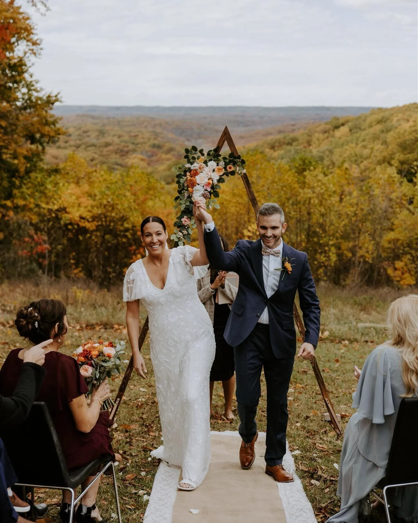 Hillary + James had the perfect fall day for their elopement at Brown County State Park 🍂

Vendors:
Flowers: @bokay_florist 
Makeup: @danellefrench 
Hair: @theyorktimes 

#indianapolisweddingphotographer #indianapoliselopementphotographer #browncoun