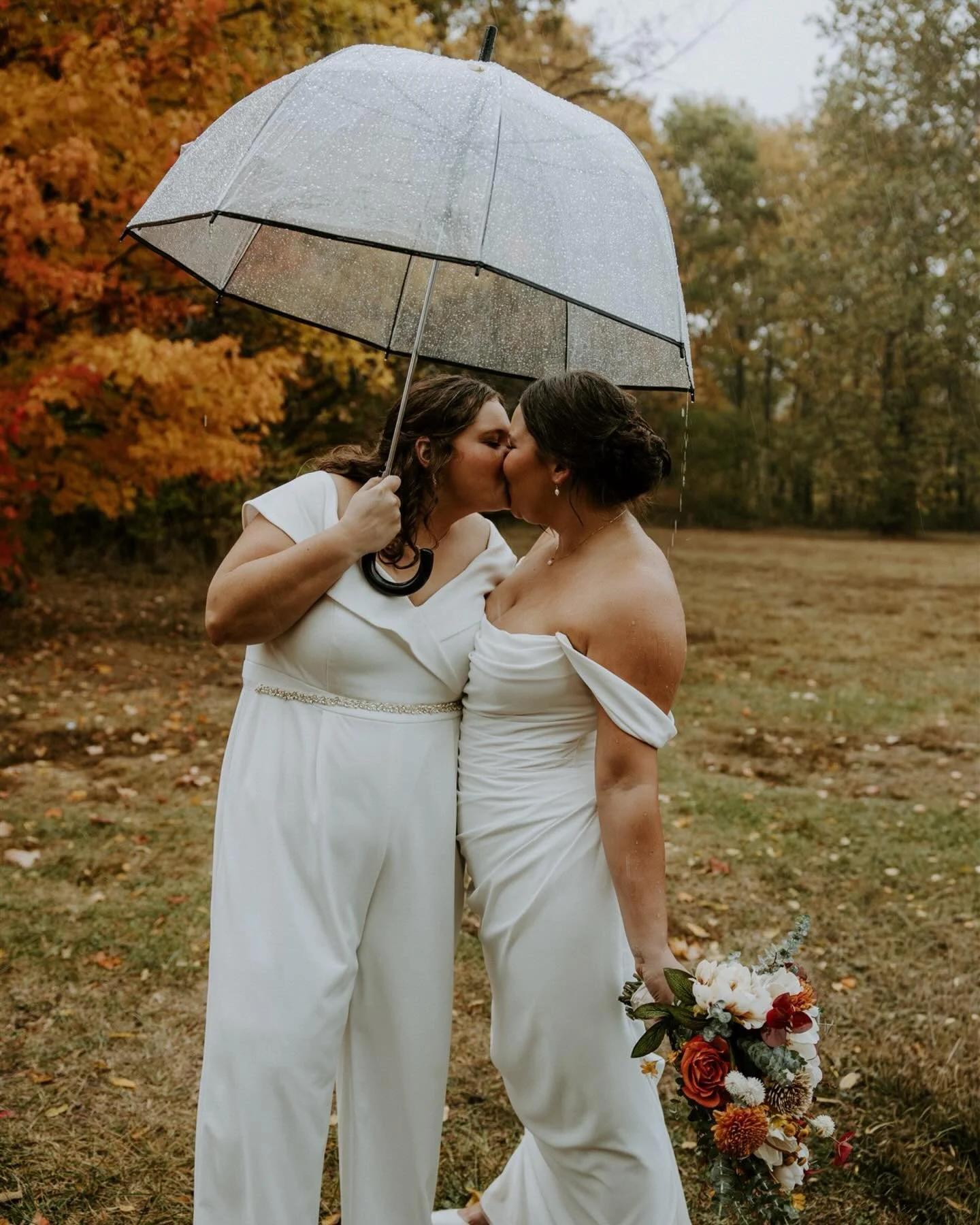 Rainy moments from Hannah + Sydney&rsquo;s wedding day 🌧️

#indianapolisweddingphotographer #indianaweddingphotographer #indyweddingphotographer #muncieweddingphotographer
