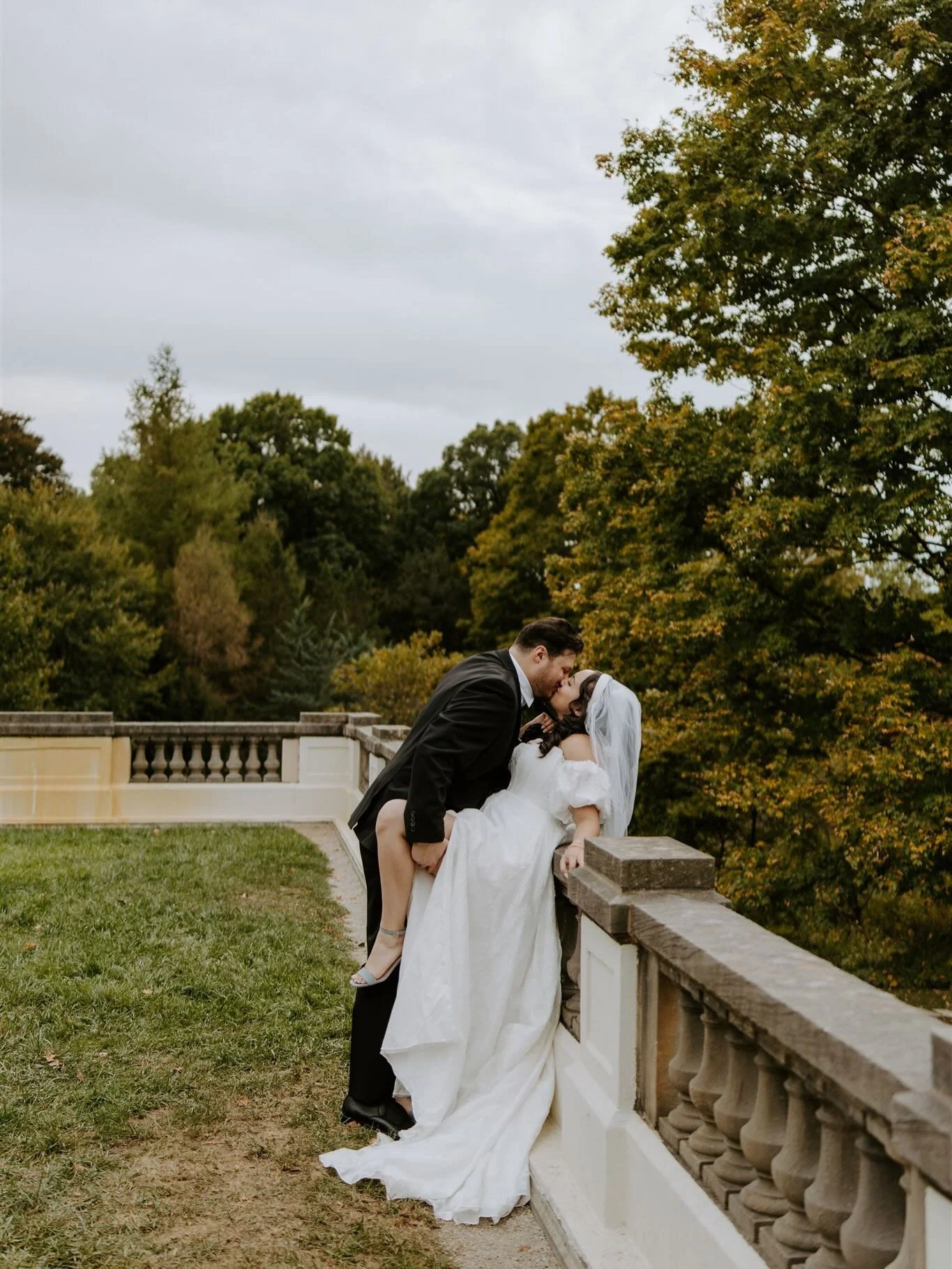 Carla + Theo had the cutest elopement photos at Newfields last fall 🍂

#indianapolisweddingphotographer #indianapoliselopementphotographer #indianaweddingphotographer #indyweddingphotographer #newfields