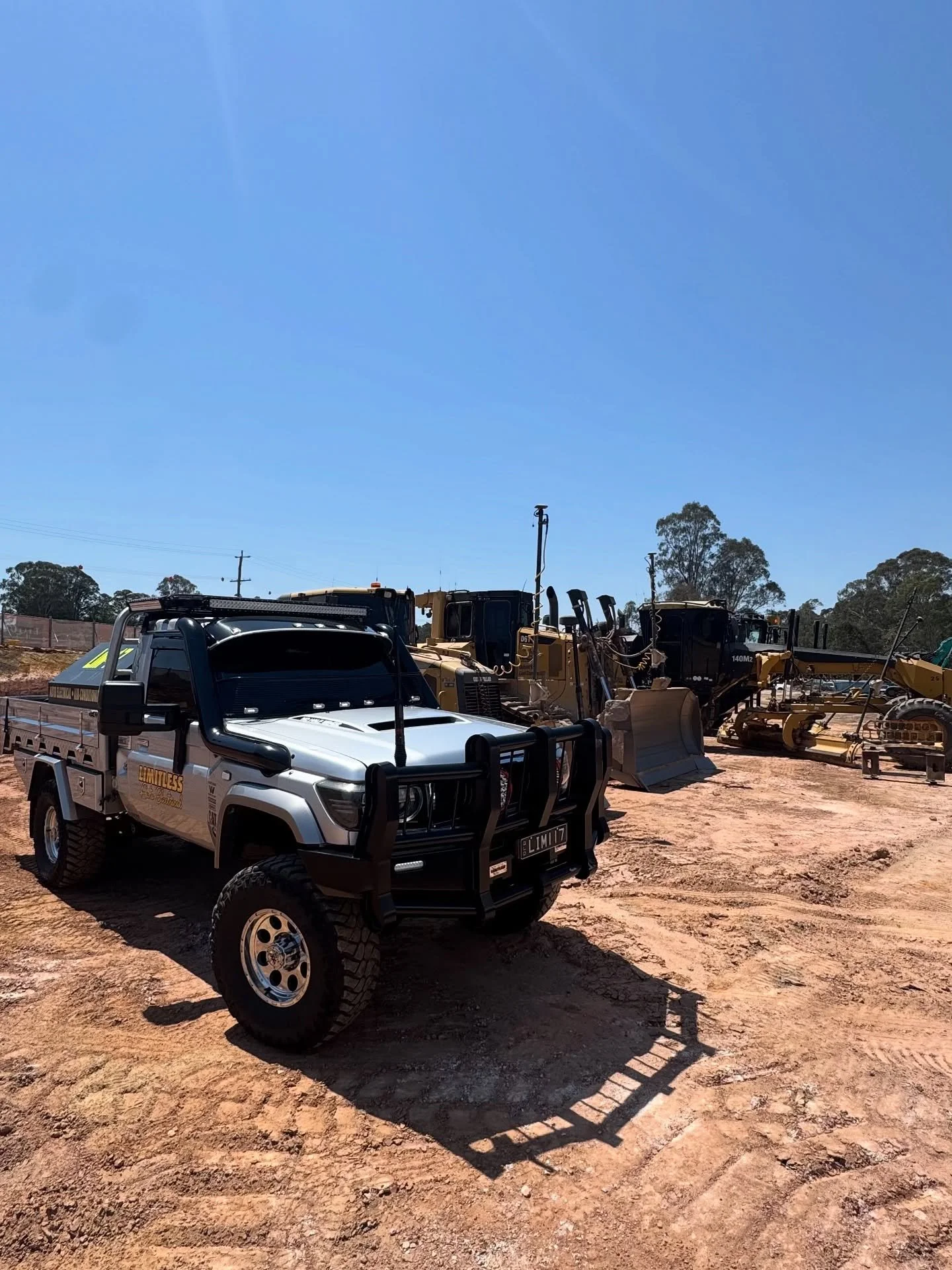 All machinery lined up ready for there annual AC service @universalcivilcontracting
📞 0422 429 366 for all diagnostics, repairs and breakdowns on all trucks and machinery located SEQ