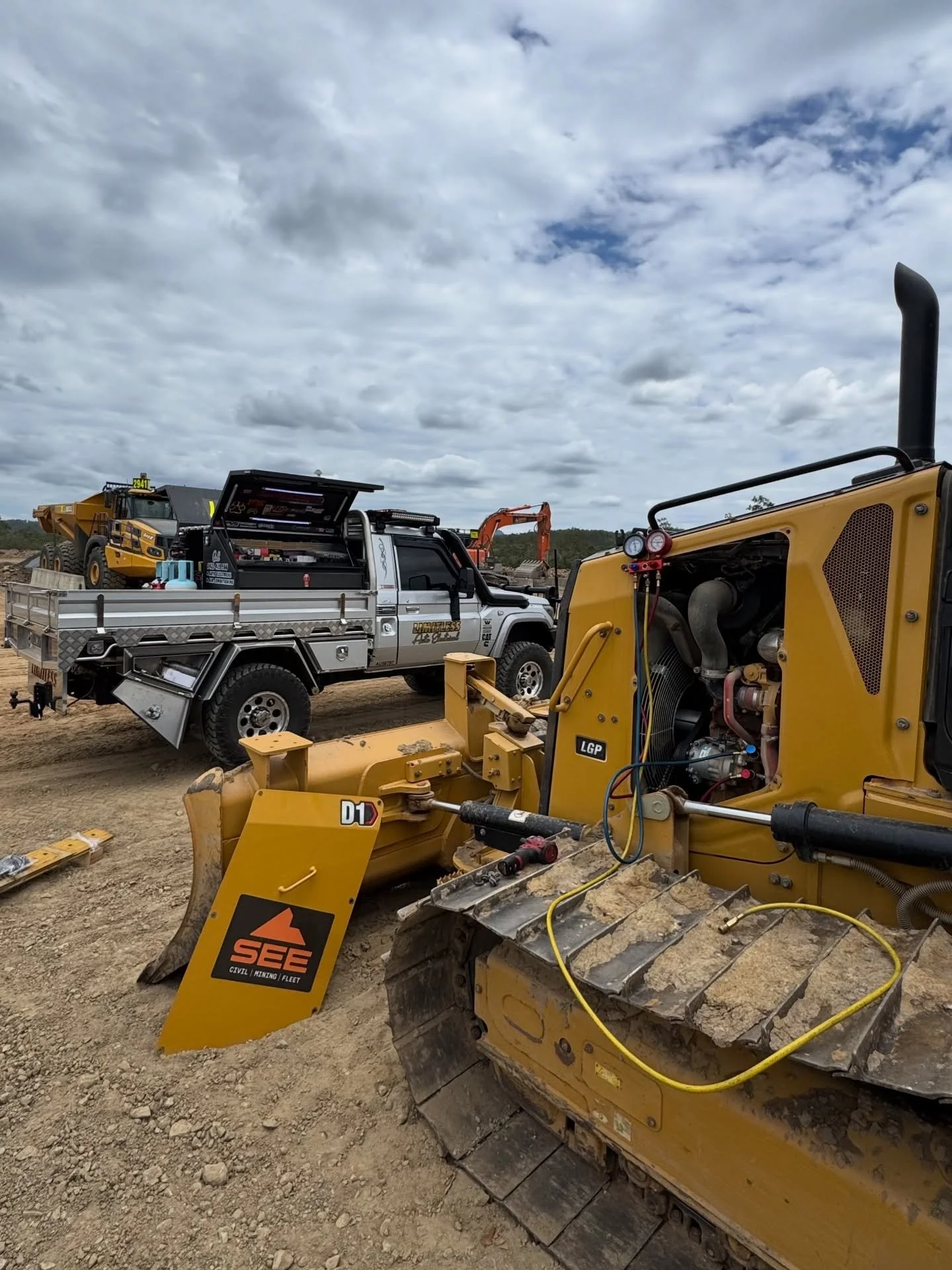 AC Service on the new CAT D1 @mecq_maintenance