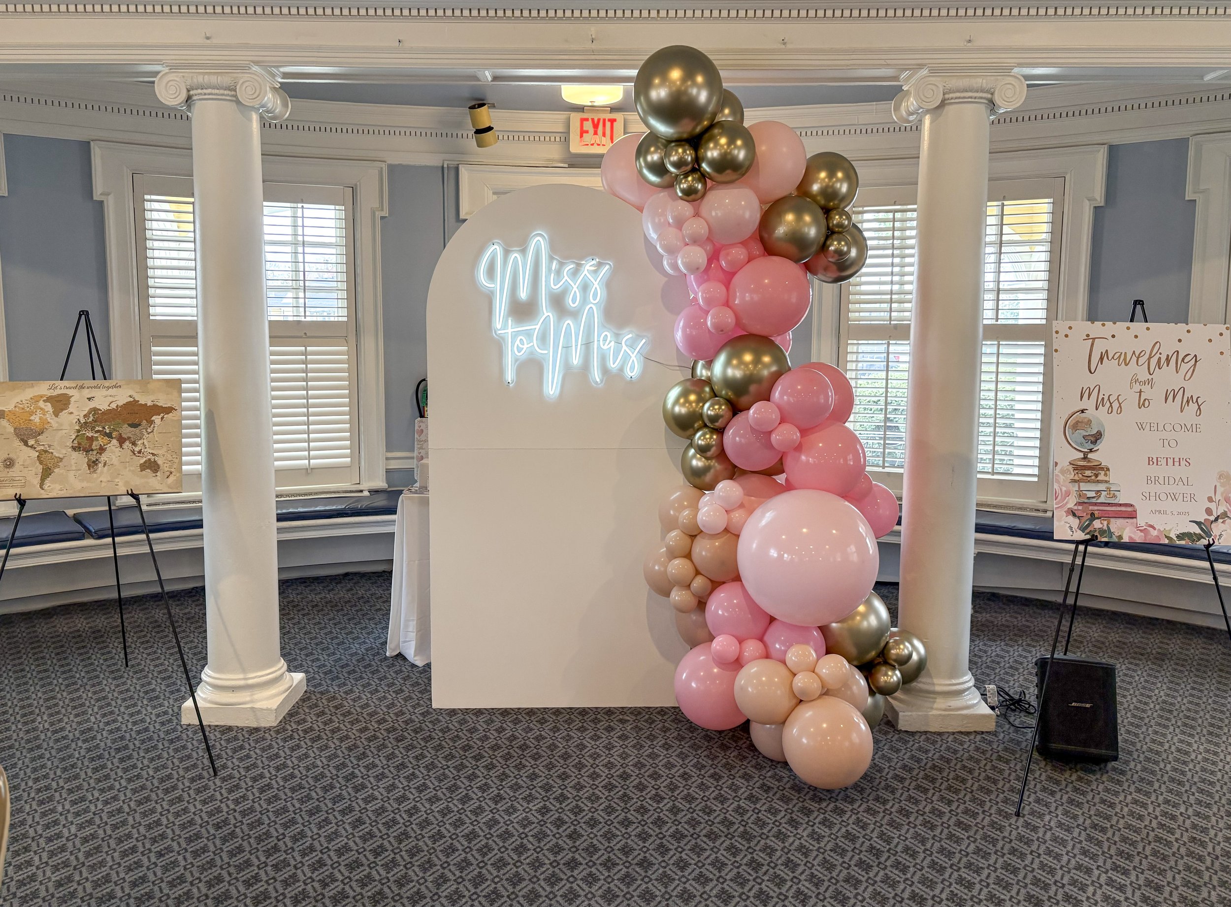 CHIARA ARCH W/ LED LIGHT & 10' BALLOON GARLAND