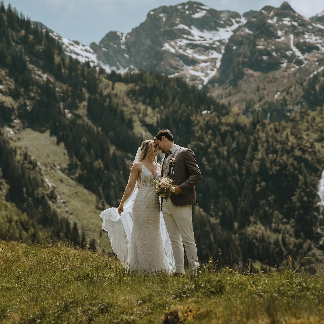 Eloping doesn't mean ghosting your family and sprinting into the Alps with your boots and a bouquet (although... iconic).

You can totally bring your favorite humans along. Think less runaway rebels, more curated guest list with mountain views.

👉🏼