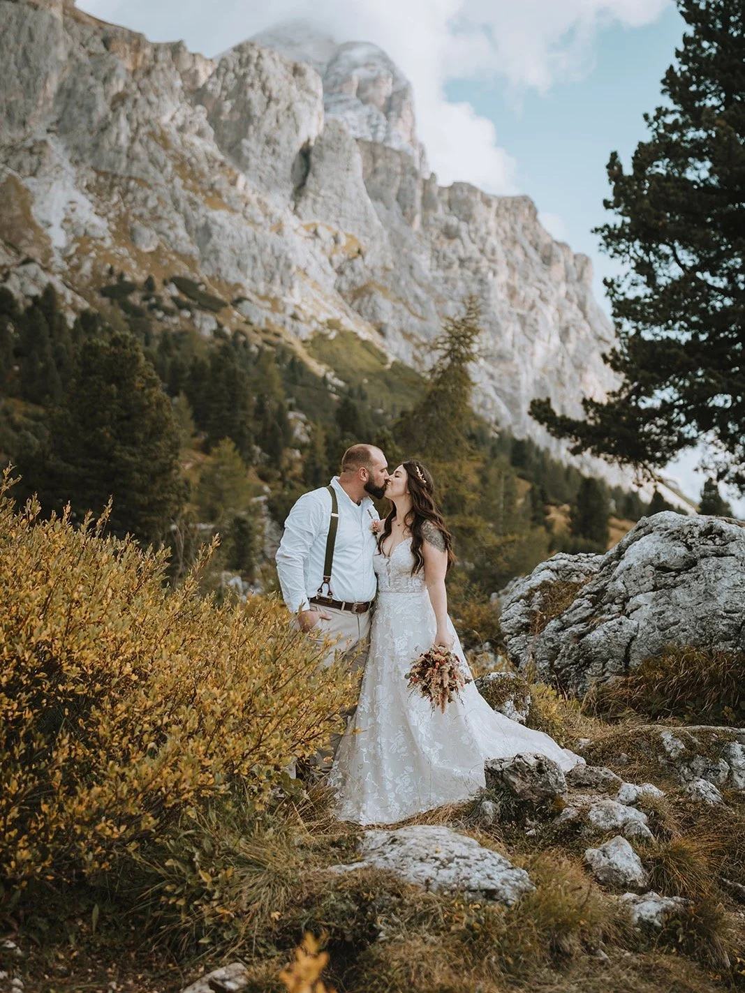 S and Z truly had it all. The first day was wrapped in rain and mystical fog drifting over the mountains while the second day opened up with sunshine and breathtaking views that felt endless.

And honestly we believe it could not have been more perfe