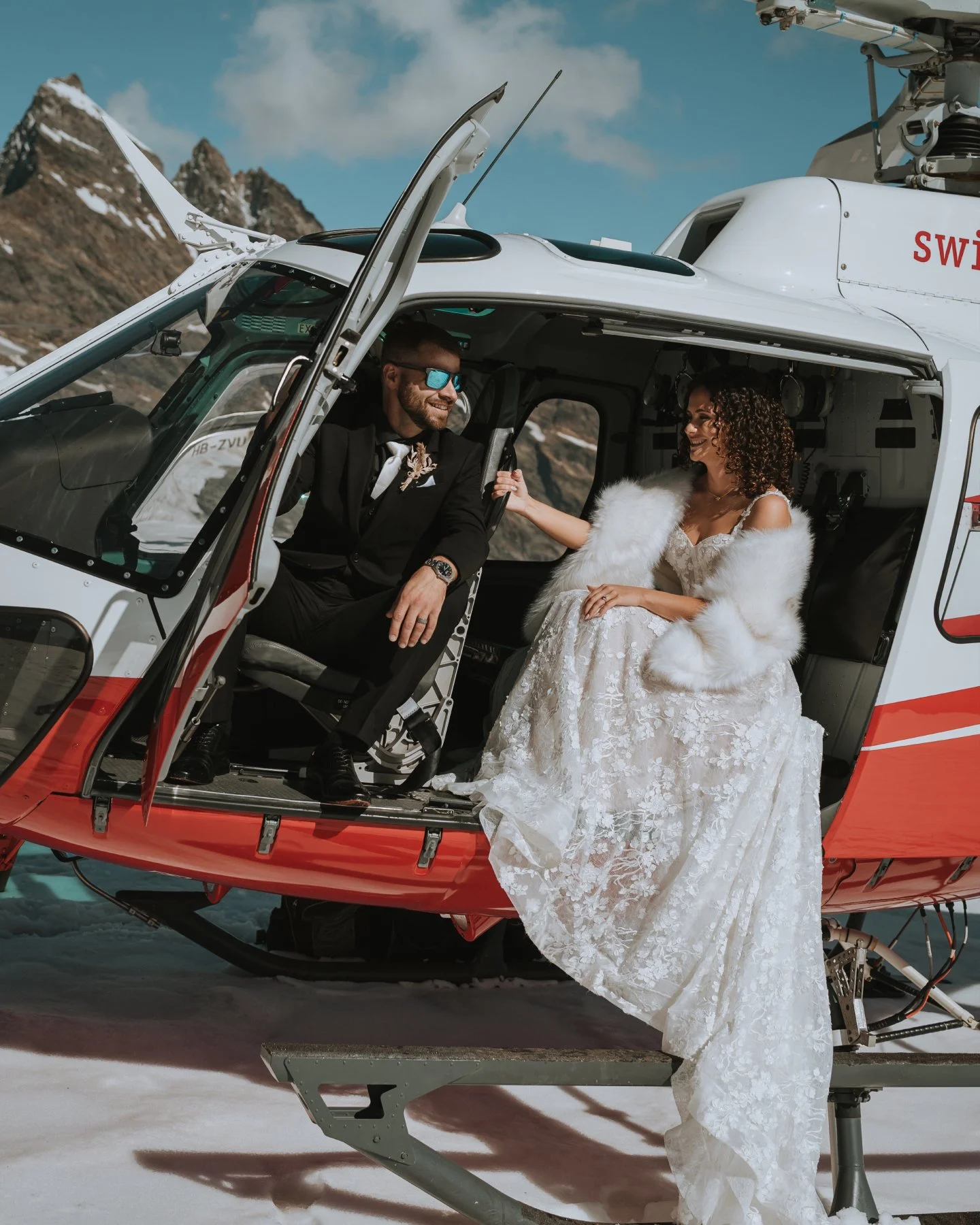 From quiet meadow moments to glacier magic, J &amp; S&rsquo;s elopement in Grindelwald was straight-up storybook energy ✨🇨🇭

They traveled all the way from the U.S. with one intention: to keep the day slow, calm, and full of presence. No rush, no t