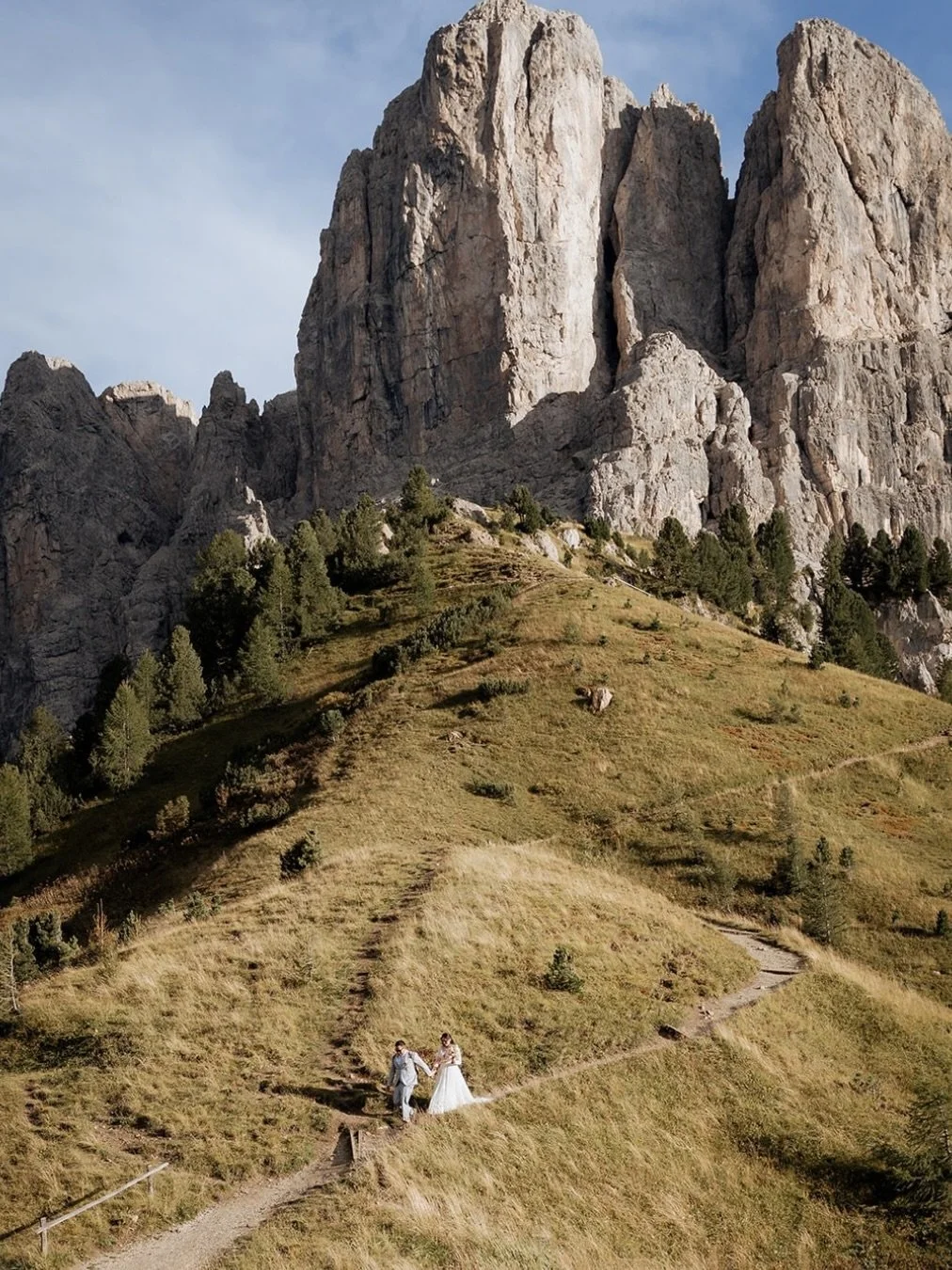 J &amp; B&rsquo;s Dolomites Elopement. 🏔️

A peaceful day surrounded by the Dolomites, just the two of them, a bit of hiking, exchanging vows surrounded by nature, a beautiful picnic, an amazing cake and plenty of time to simply enjoy being together