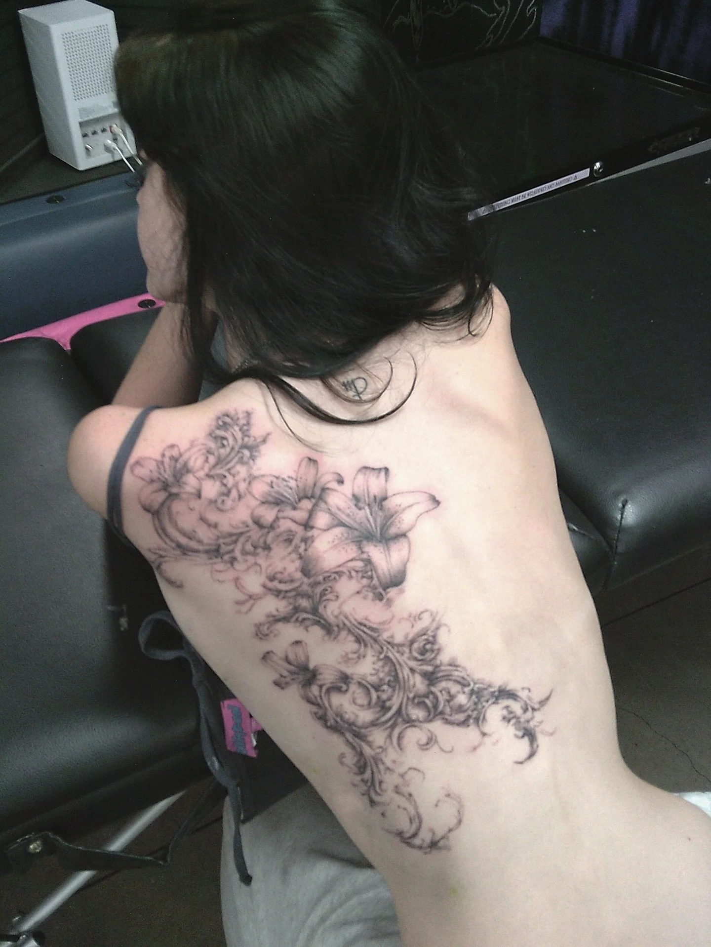 for jade 🀣 thank you for thugging it out &lt;3

would love to do similar compositions on hip, legs, ankle, ribs, with roses, chrysanthemums... maybe even shells... or skulls... 

2026 europe, asia, australia, north america, ++ waitlists in bio ❁✿❀𑁍