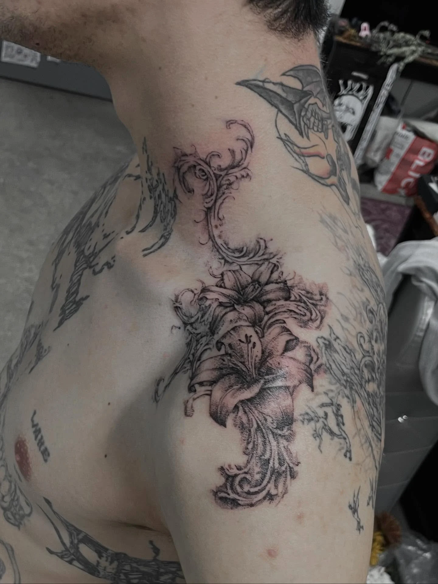 floral epaulette as my half of trade with @slavicromance420 ˖᯽ ݁˖