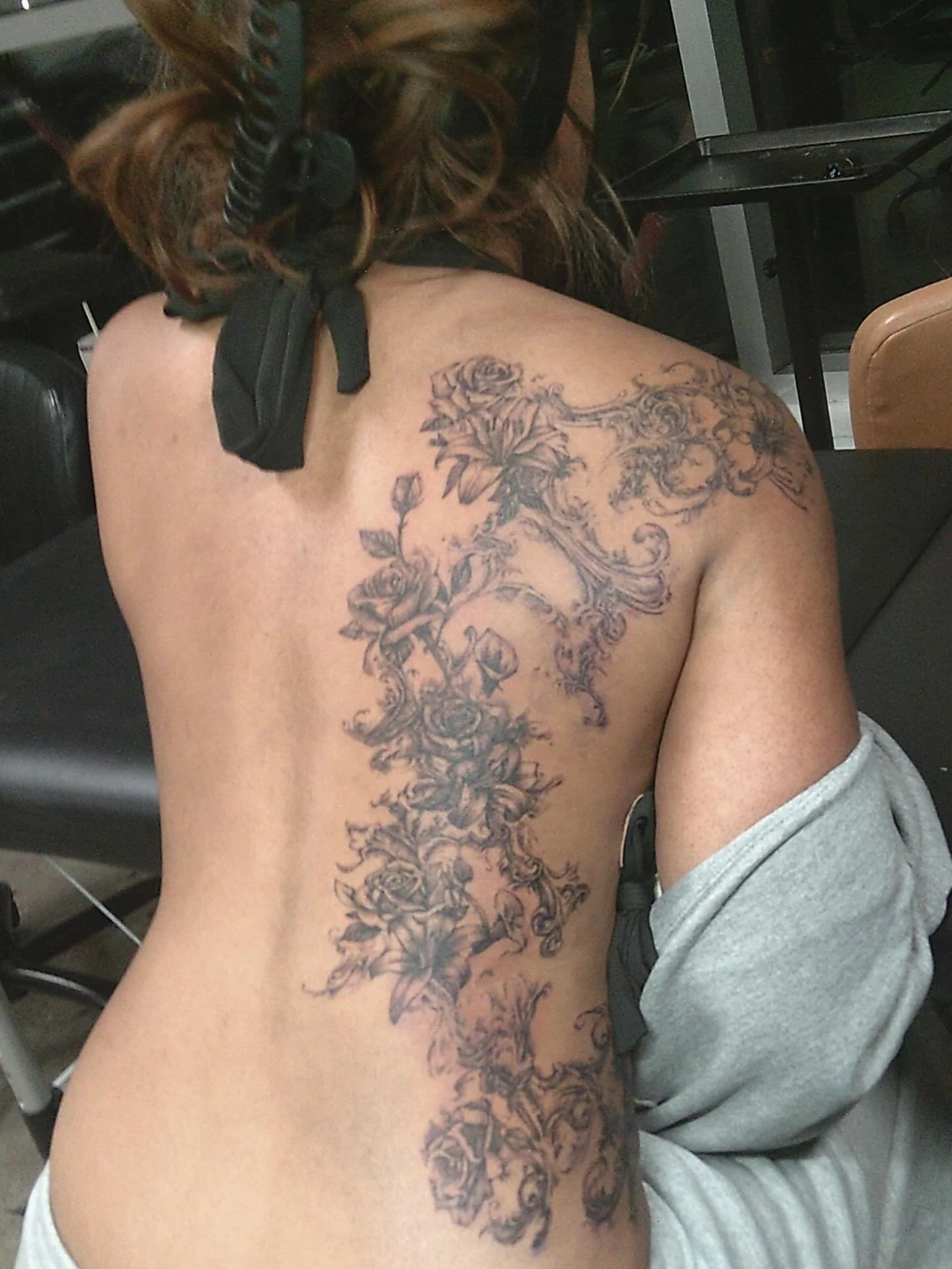 insane classic floral composition for elisabeth as her first tattoo, thank you (n ur awesome dad) so much for flying out just for this ˖᯽ mostly freemachined details ٠࣪⭑
chicago, atlanta, miami, austin i&rsquo;ll see you soon, waitlists in bio ✶⋆.˚