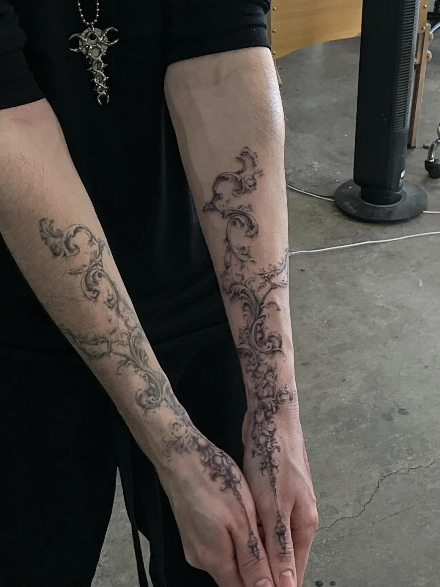 one of the most satisfying placements i&rsquo;ve ever done, left is healed from sept. 2024 <3 salamat always, one of  my fav nail artists ever @alexand3r.me ☀️💌