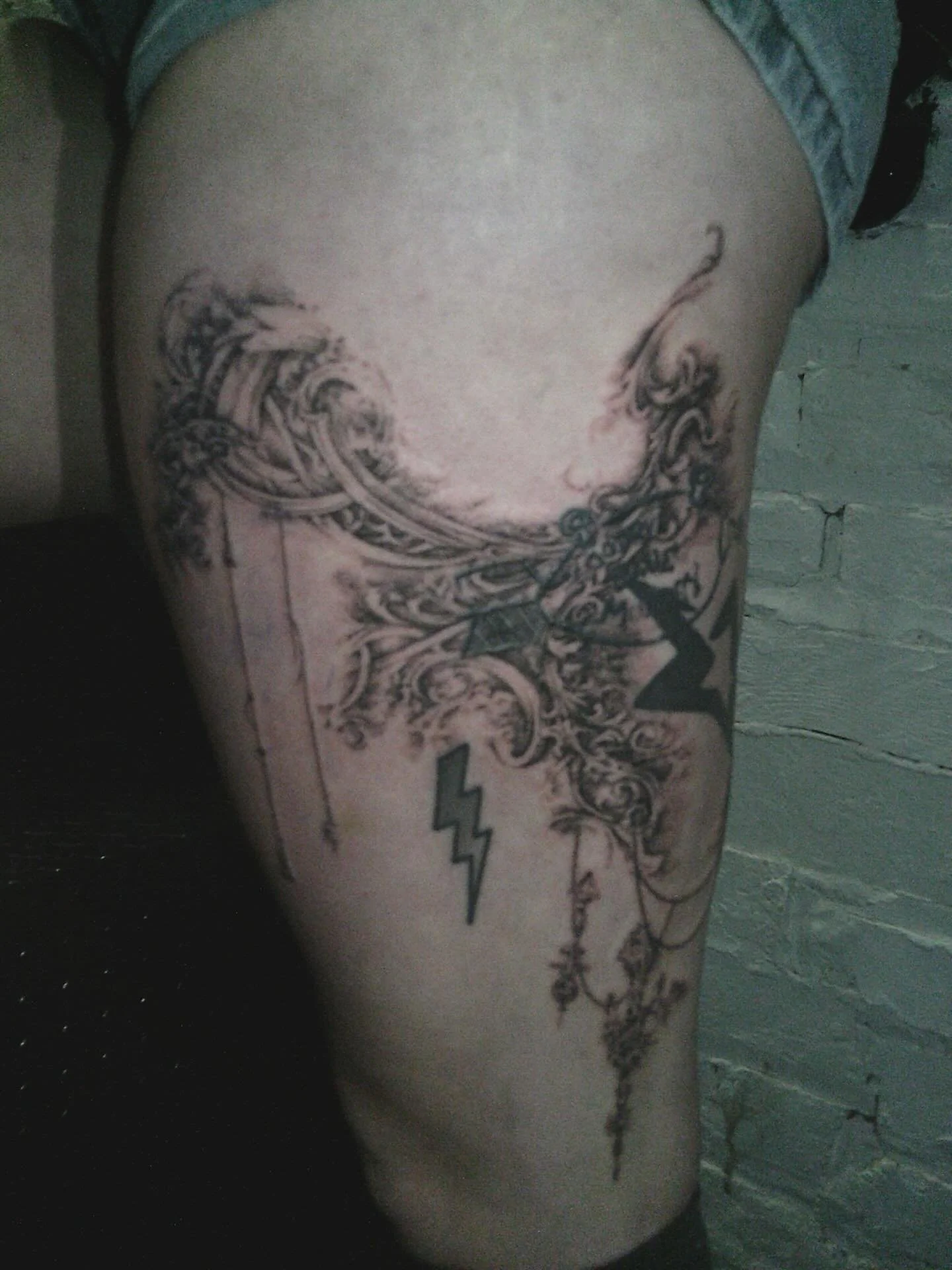 half garter for electra done at @th3backr00mz 🍬
one of my favorite thigh pieces i've ever done for sure, thank you for being so awesome <3

nyc april, everywhere else link in bio