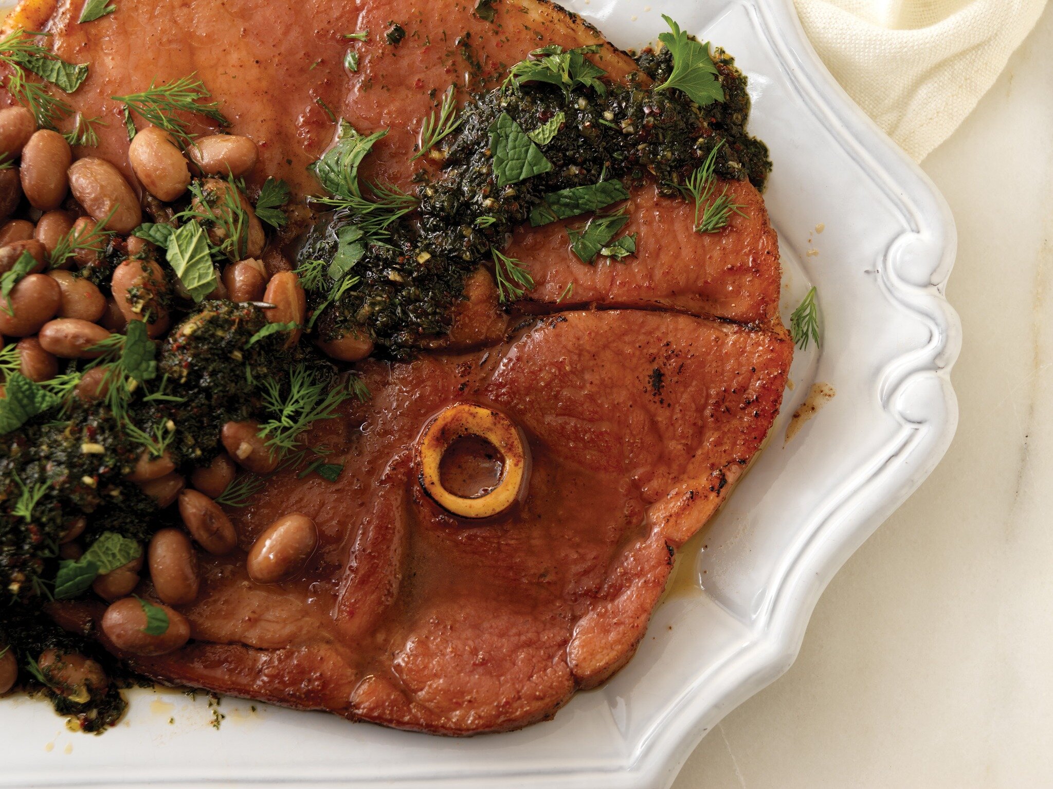 Don't have time to cook a whole ham? We've got you! These spiral ham steaks with shelling beans and a charred herb vinaigrette can be ready in 35 minutes. Not only is the presentation impeccable, but the flavor is also heavenly. 😍 

Check out our st