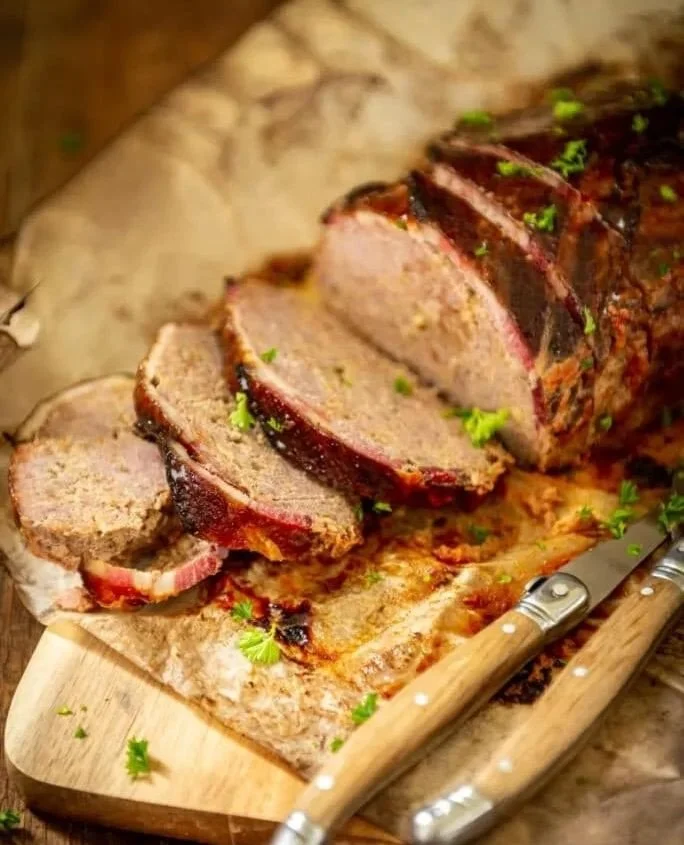 While everyone else is stressing about timing&hellip; you&rsquo;ve got this in the oven or grill, quietly doing its thing.⁠
⁠
Smoky bacon wrapped pork meatloaf = comfort food that feeds a crowd without the chaos.⁠
⁠
👉 Would you serve this at a cooko