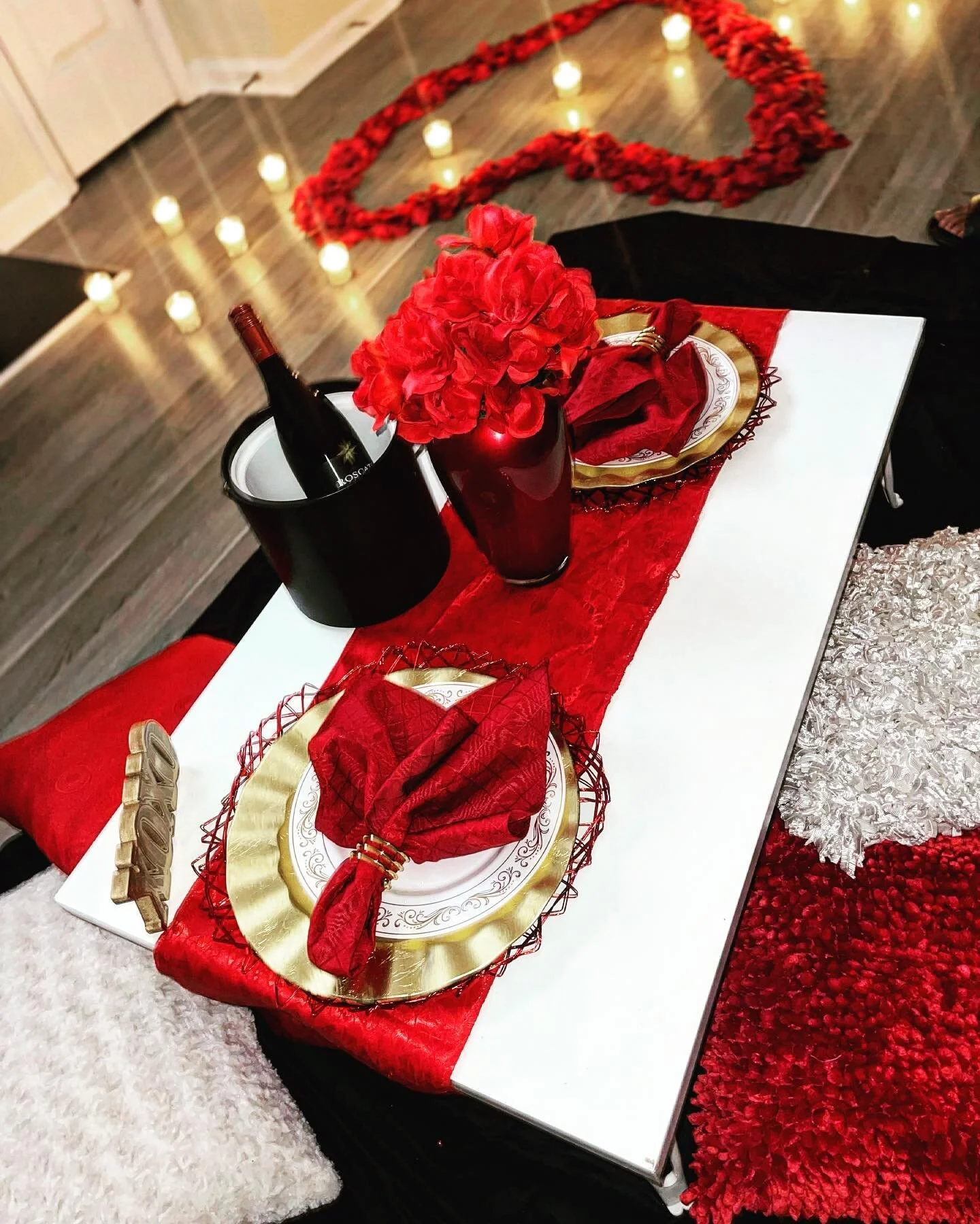 Hello Ladies &amp; Gentlemen! 
Valentine&rsquo;s Day is right around the corner . 
Book your Valentine setup for you and your loved one &hearts;️ 

Schedule your consultation&hellip;Inbox / Text 919-559-6208 / email luxluxurypicnics.events@gmail.com 
