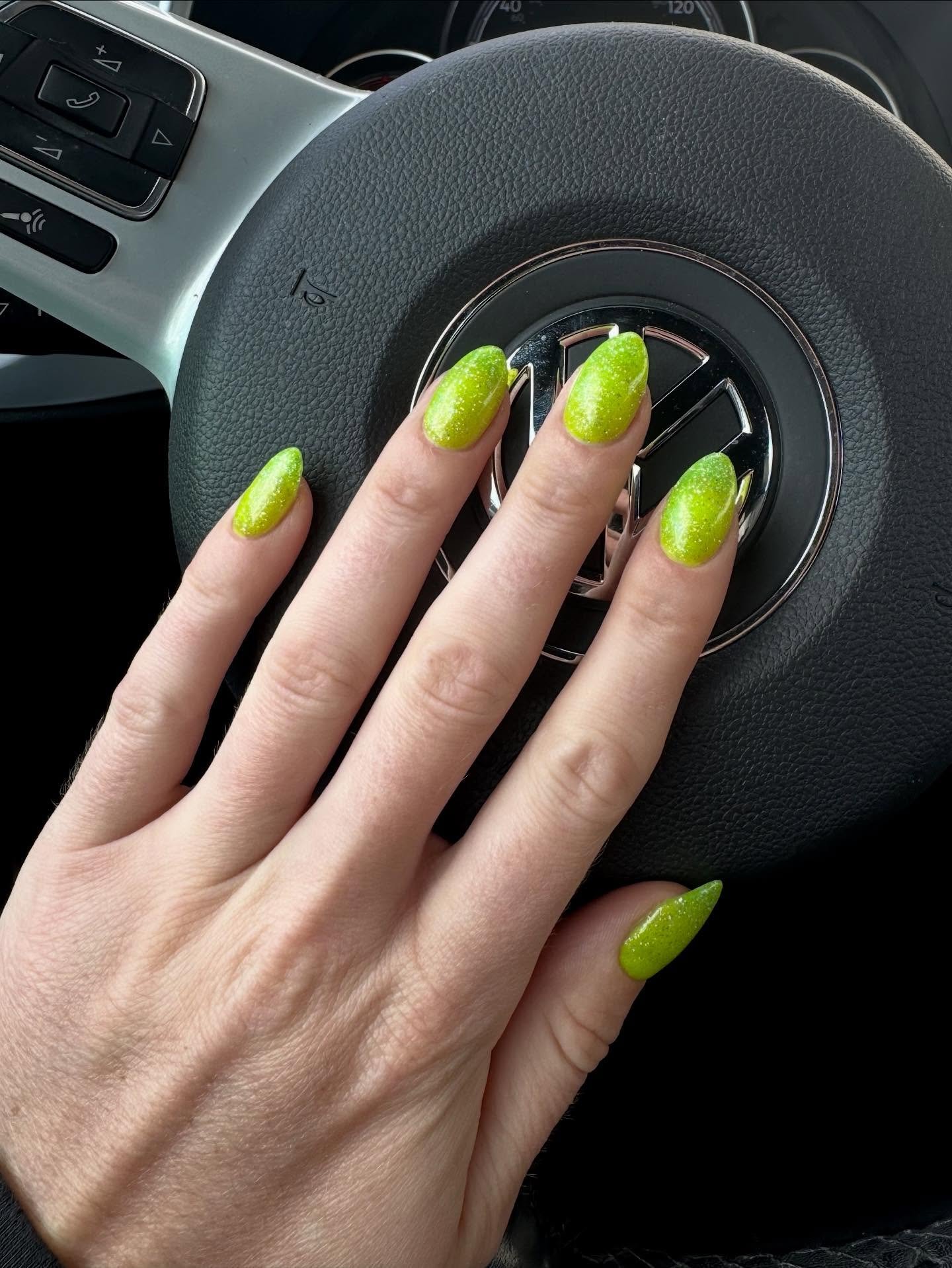 I was gonna add black to these for my Shego costume but I might just have to leave them this neon green 💚🖤

#shego #halloweennails #halloween #nailtech #freshnails #neonnails