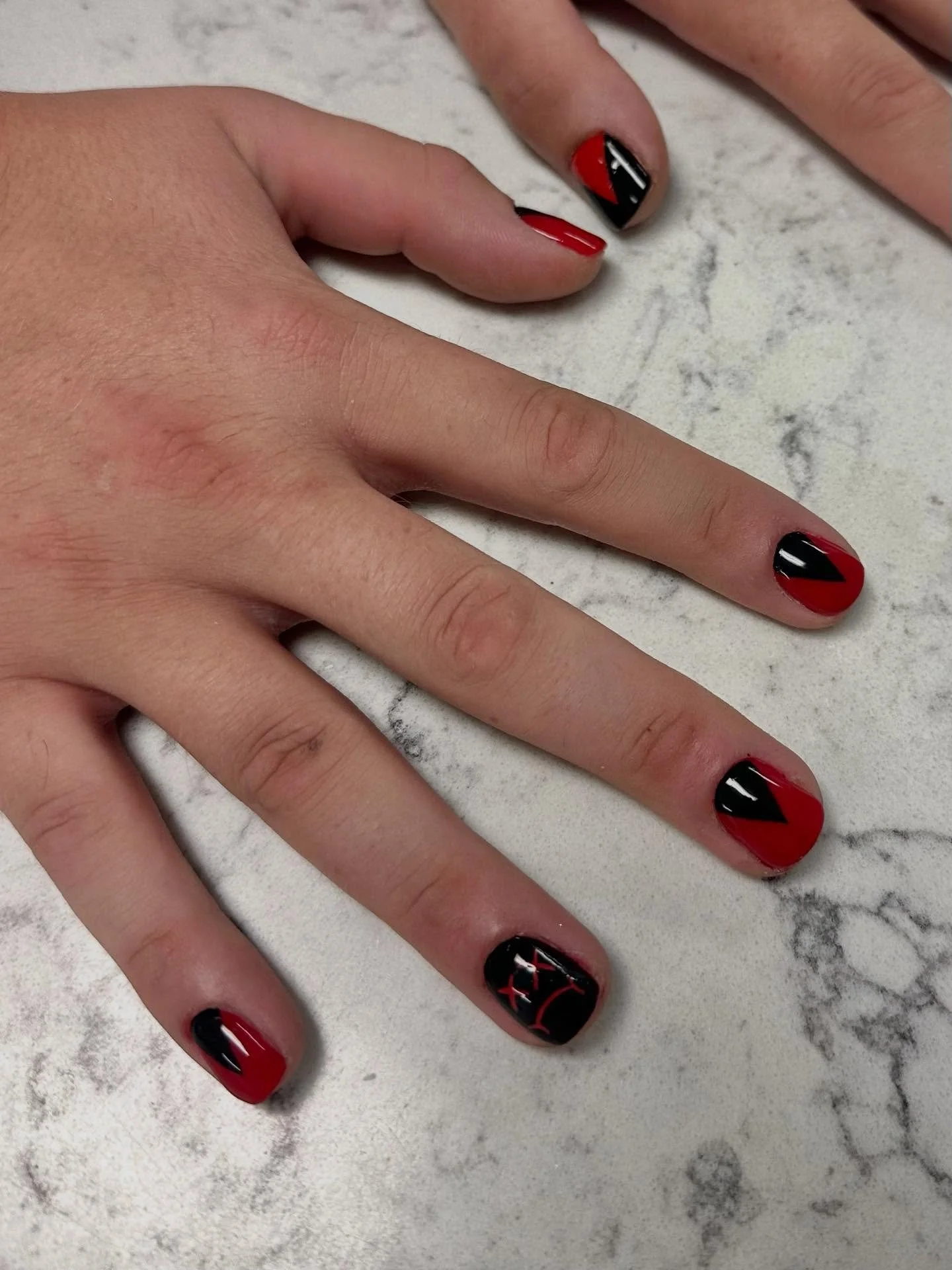 Sick design on my favorite emo kid ❤️🖤

#emonails #blackandred #nailart #naildesign #nailtechnician #mensmanicure