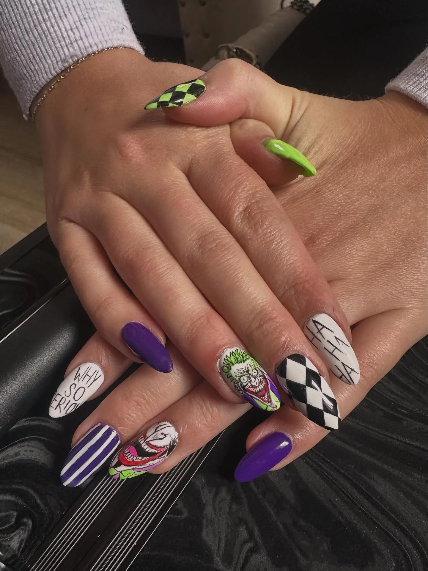 Hand painted joker nails for the best accessory to my girl Brandy&rsquo;s Halloween costume 💜💚 first time challenging myself to paint something this hard was a success! 

#detailednailart #characternailart #handpaintednails #gelnailartist #nailart 