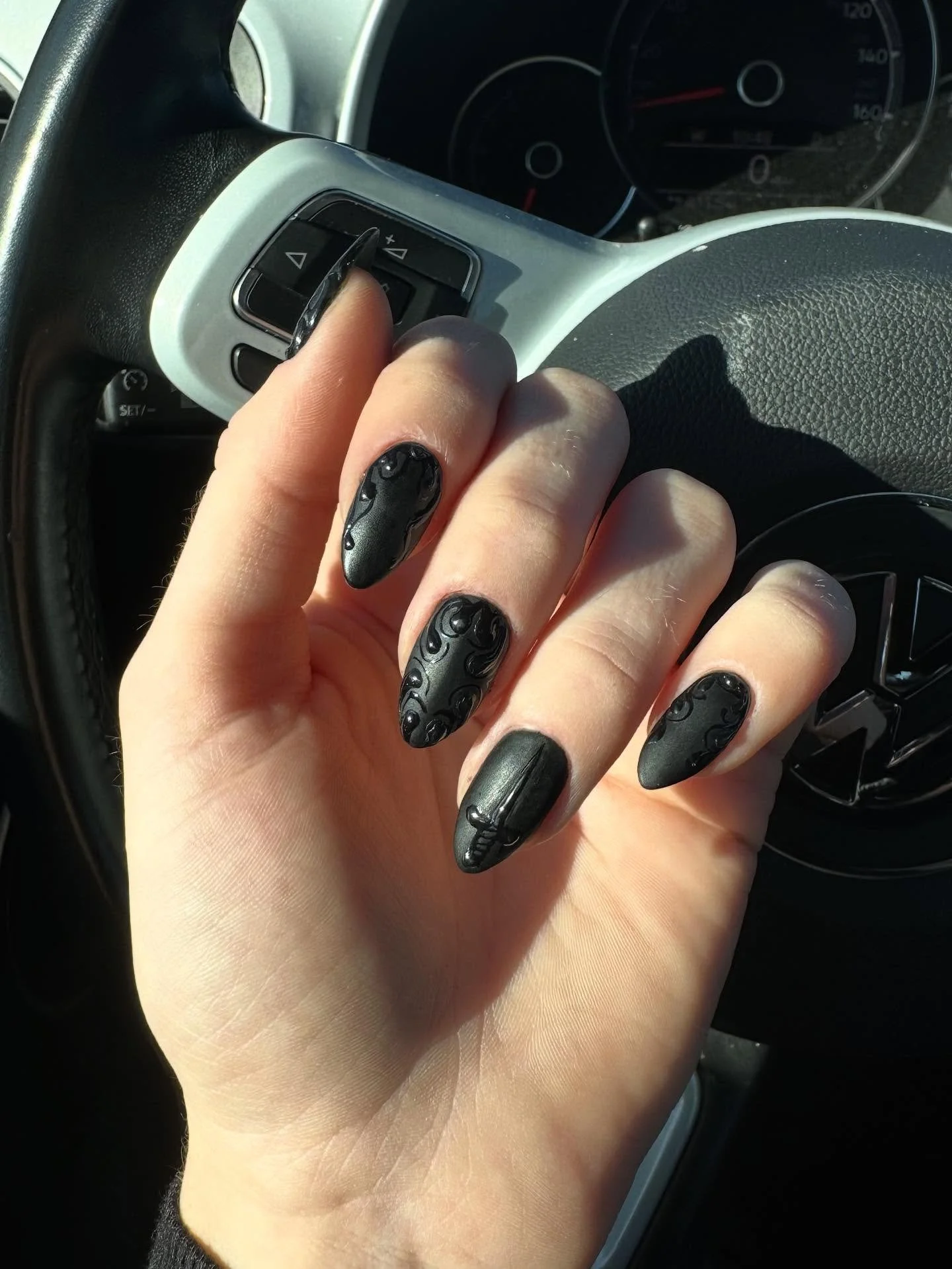 Witchy vibes are not confined to October in my world 🖤

#gothnails #regalnails #ornate #3Dnails #detailednailart