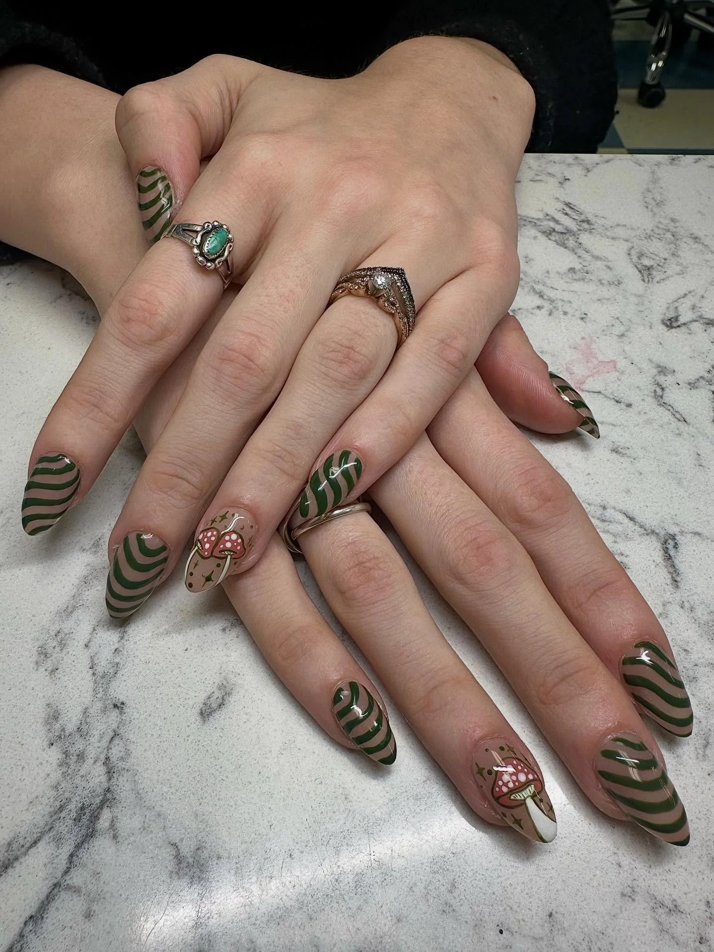 Trippy vibes on the beautiful @avacodo.121 🍄✨

#trippynails #mushroomnails #detailednailart