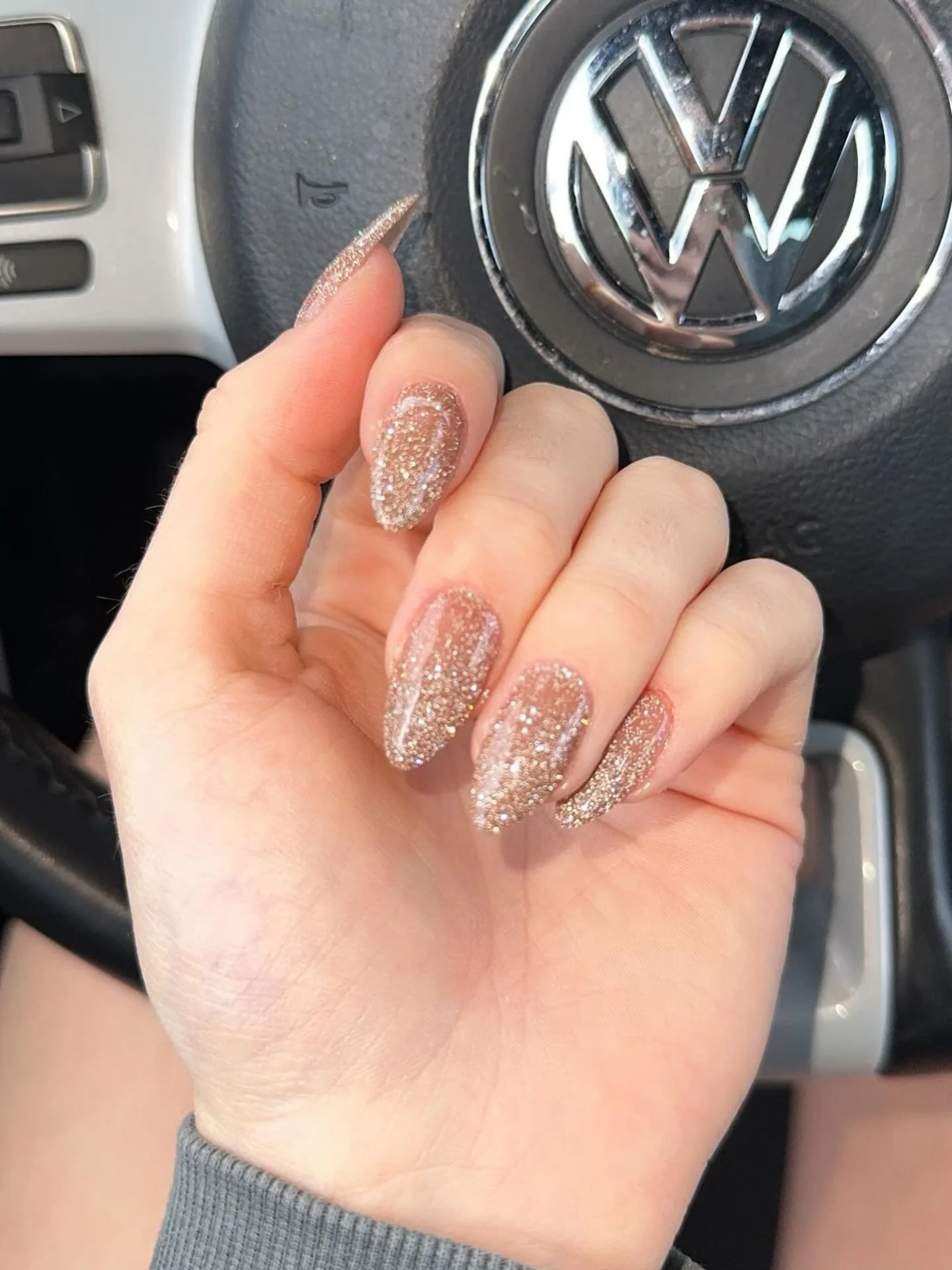 Reflective glitter has my heartttt

#reflectiveglitternails #diamondfx #glitternails