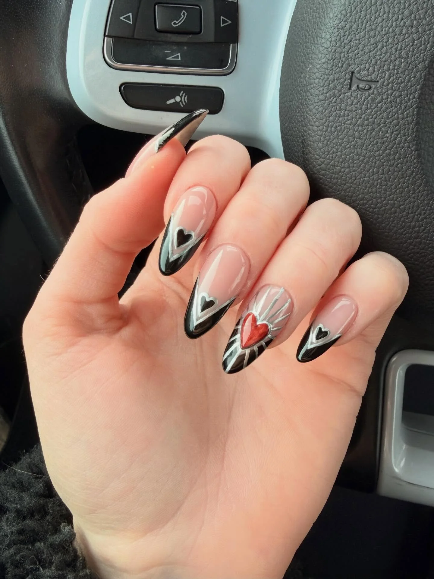 New favorite set ever 🖤🥀

#darkvalentine #valentinesnailart #gothnails