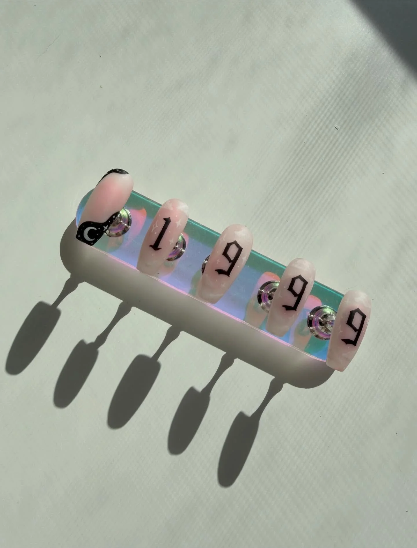 Practicing / building my birthday nail set ♓️

#1999 #blackandwhitenails #birthdaynails