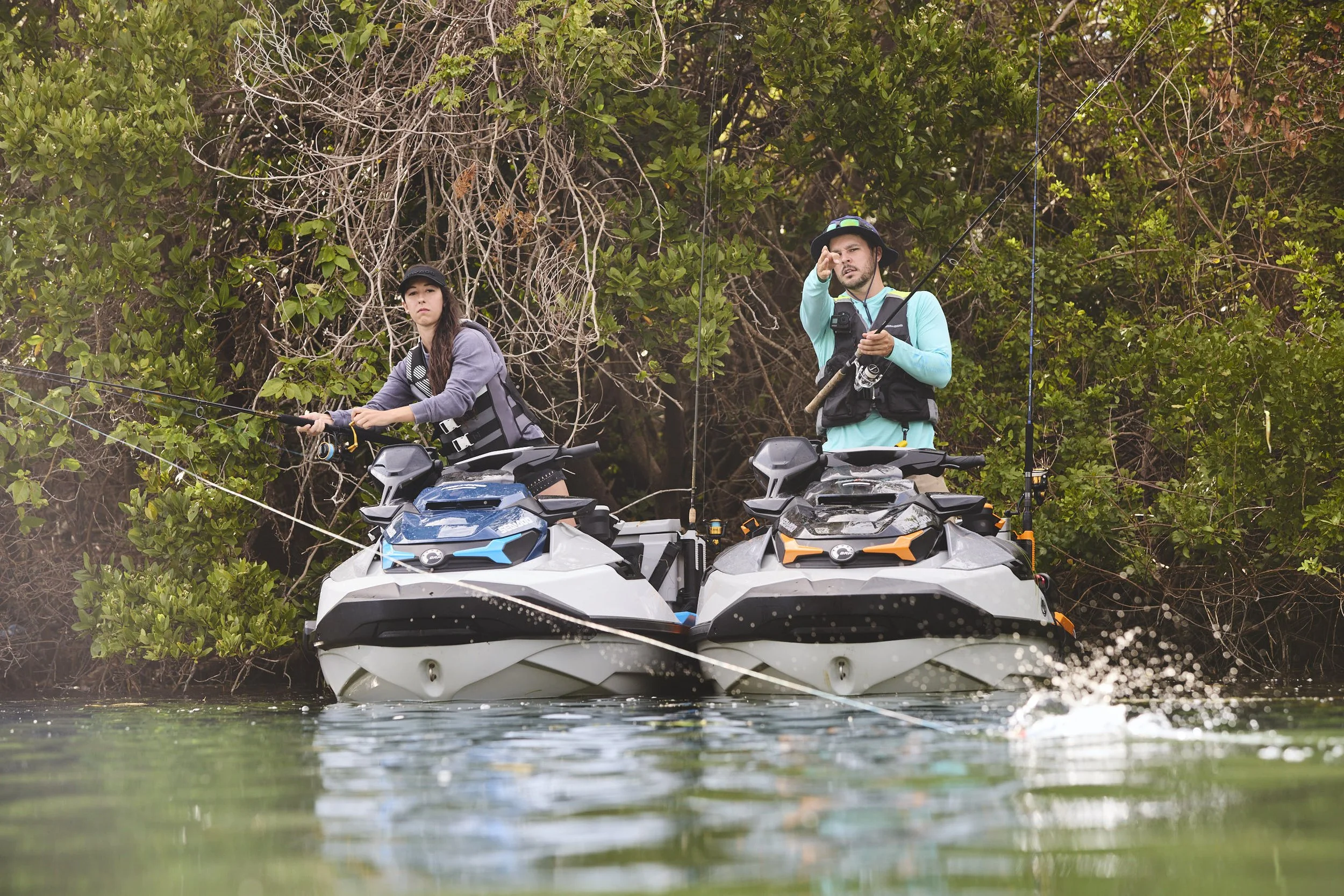 SEA-MY22-FISH PRO TROPHY_GREY_ORANGE_170-DATE NIGHT-LIFESTYLE_50233.jpg
