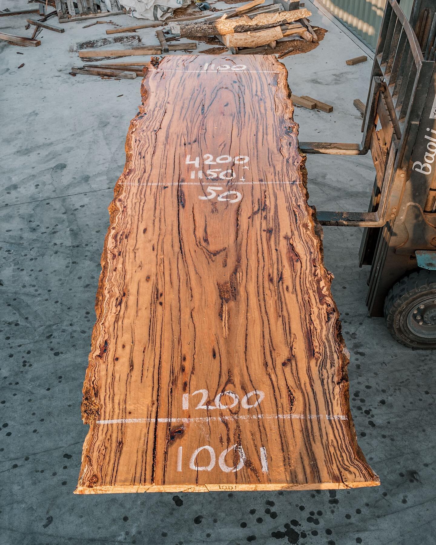 🚨 CHECK THIS OUT 🚨
This massive Marri slab is ready to be turned into a family table or a striking boardroom table. Beautiful grains, flattened, and prepped to go. Be fast! 

4200 x 1150 x 50, $3000