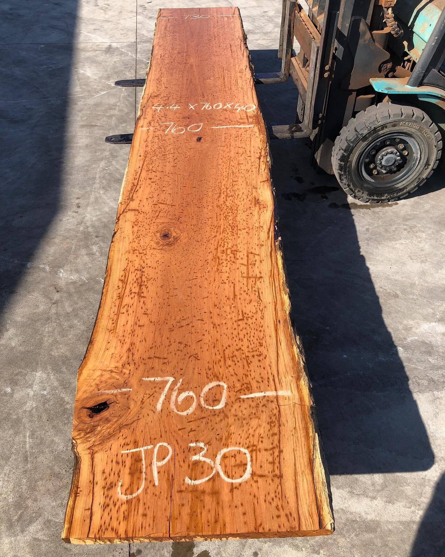 Monster Blackbutt slab coming in at 4.4m! Beautiful featured piece ready to go. 

760 x 4400 x 40, $1350