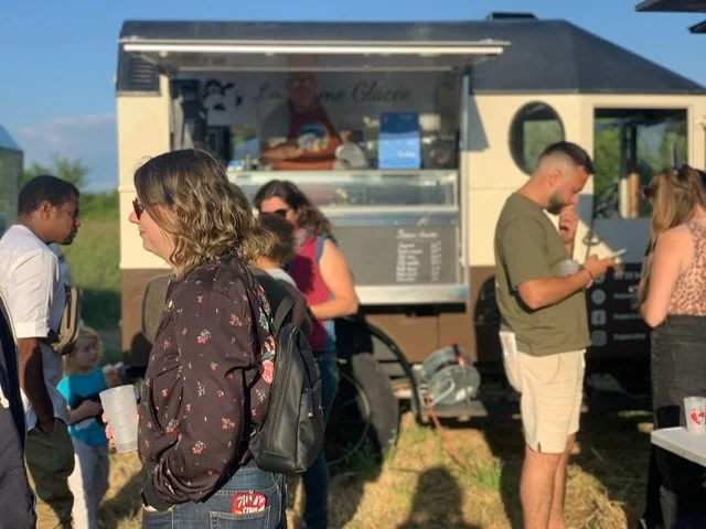 marché mai 25 stand glace gens.JPG