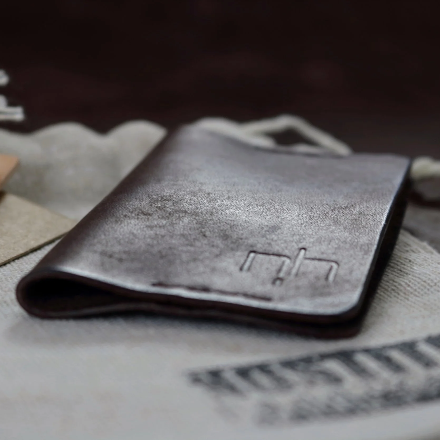 vegetable tanned Italian leather wallet holder for cards. handmade in Europe